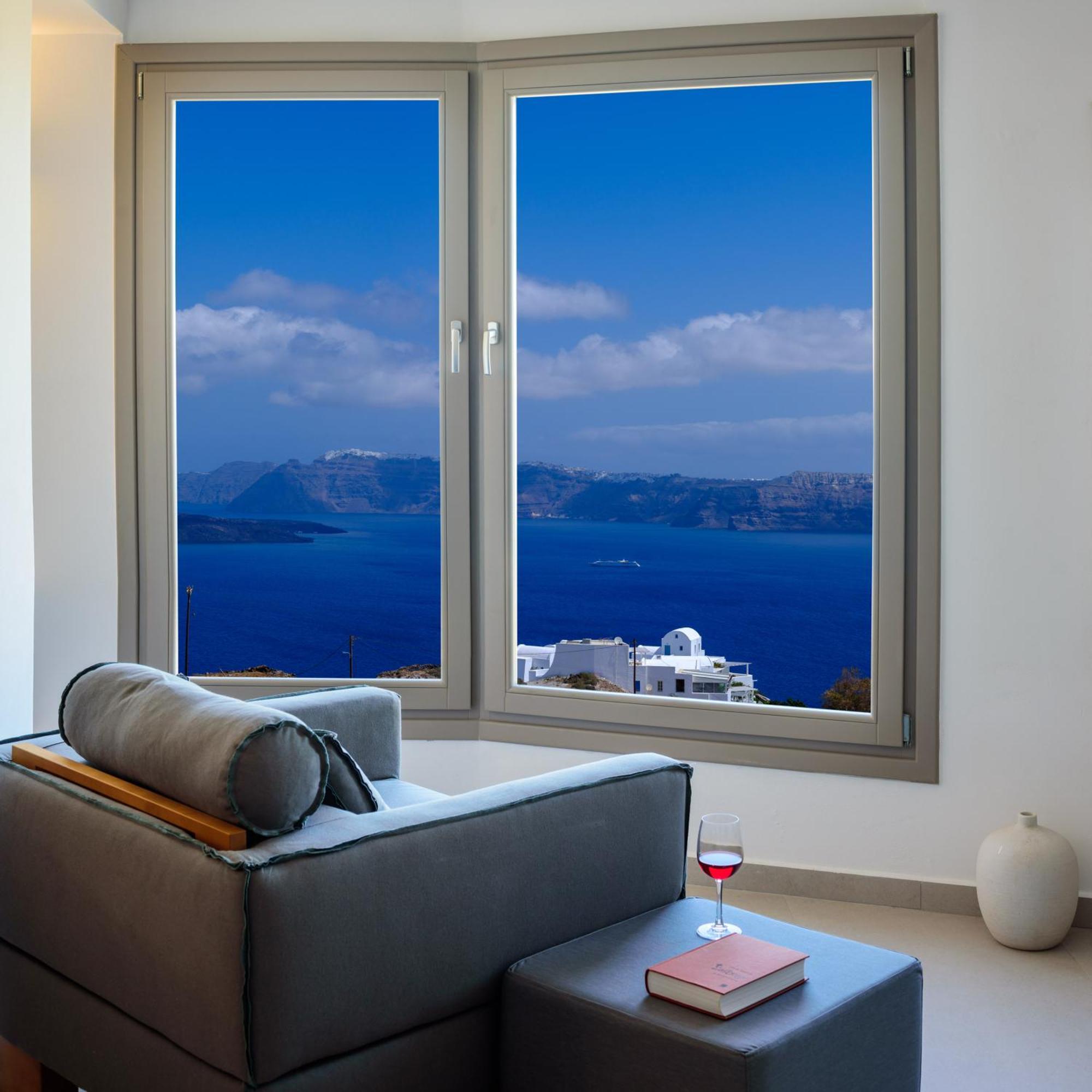 Panorama Suite with Heated Hot Tab and Caldera View