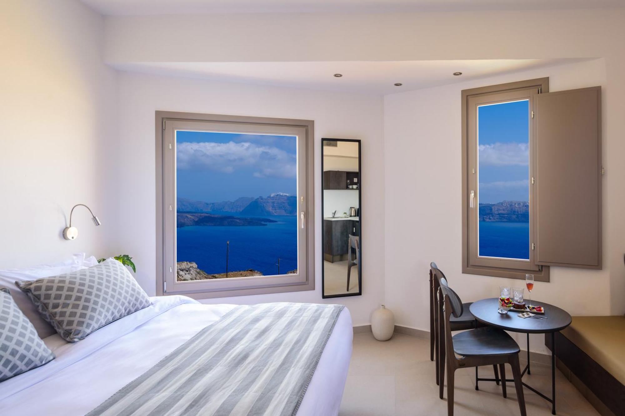 Junior Suite with Heated Jacuzzi and Caldera View