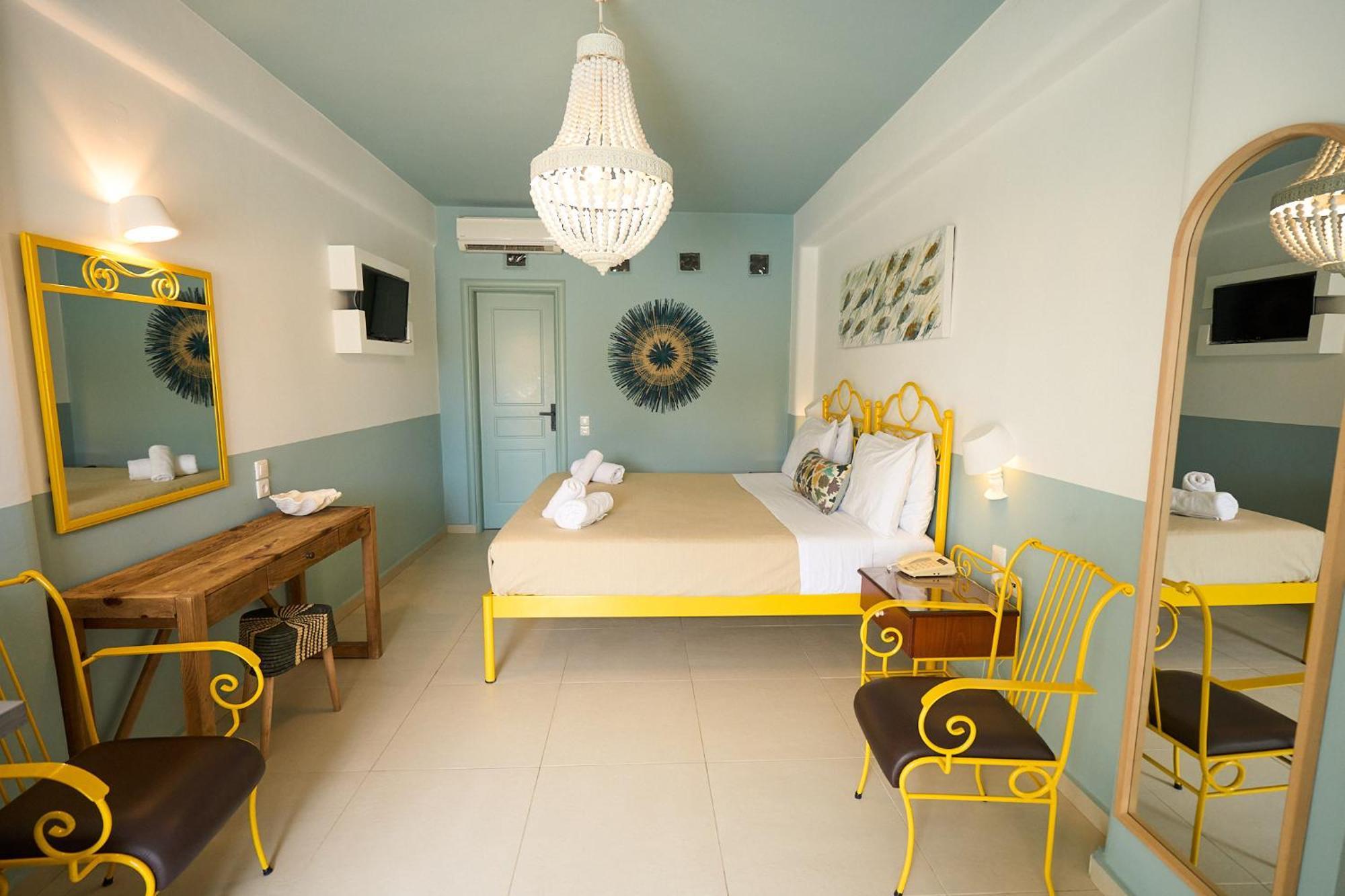 Quarto Promocional com Cama de Casal ou 2 de Solteiro e Vista da Piscina