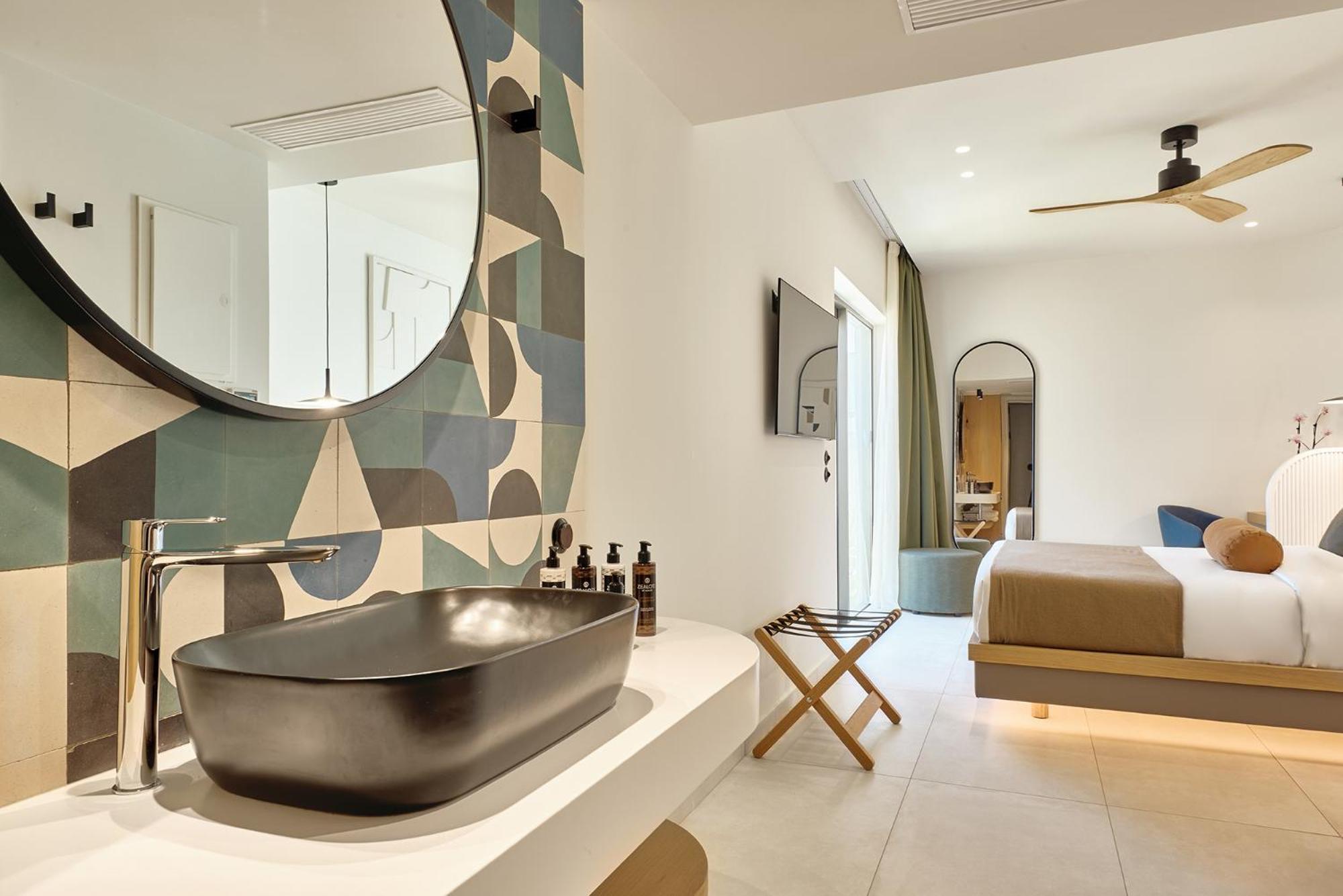 Retreat Room Private Garden -Heated Hydro Tub,1606557943:JPEG