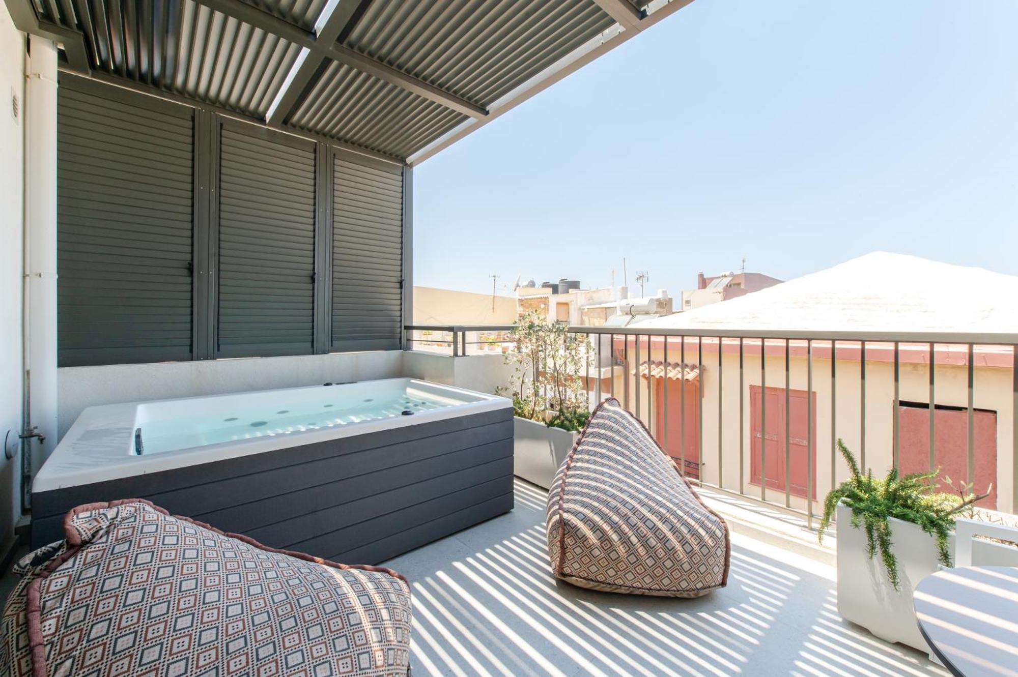 Superior Suite Outdoor Jetted Tub