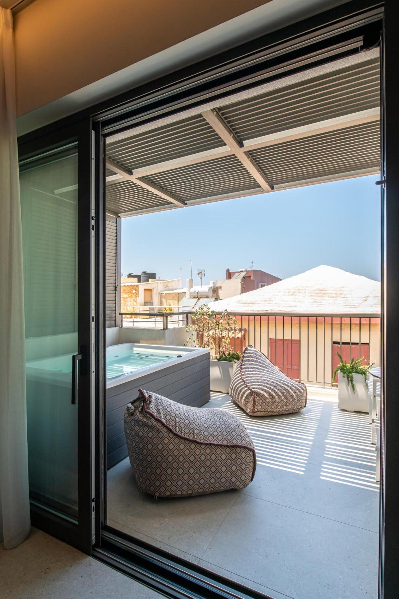 Superior Suite Outdoor Jetted Tub
