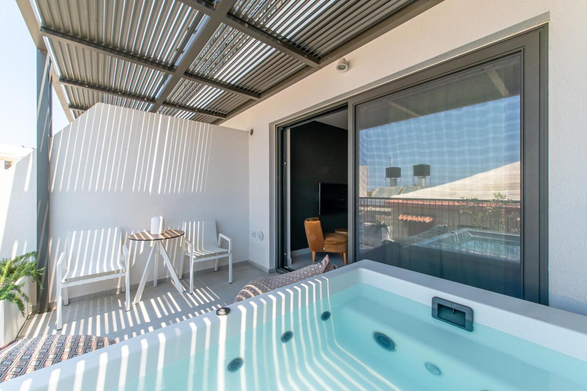 Superior Suite Outdoor Jetted Tub