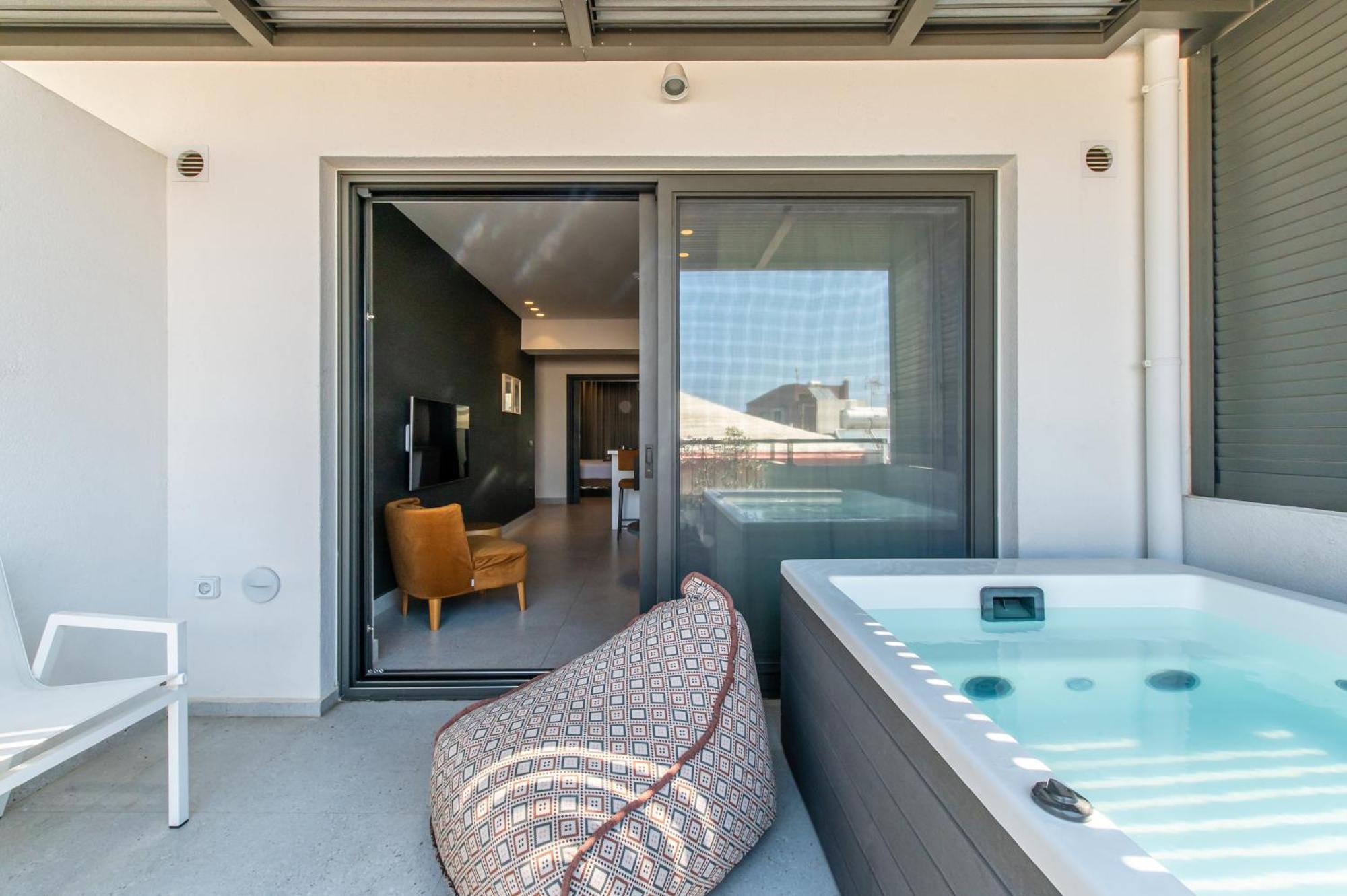 Superior Suite Outdoor Jetted Tub