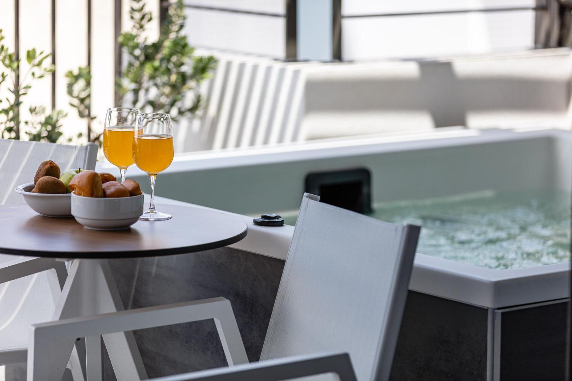 Superior Suite Outdoor Jetted Tub