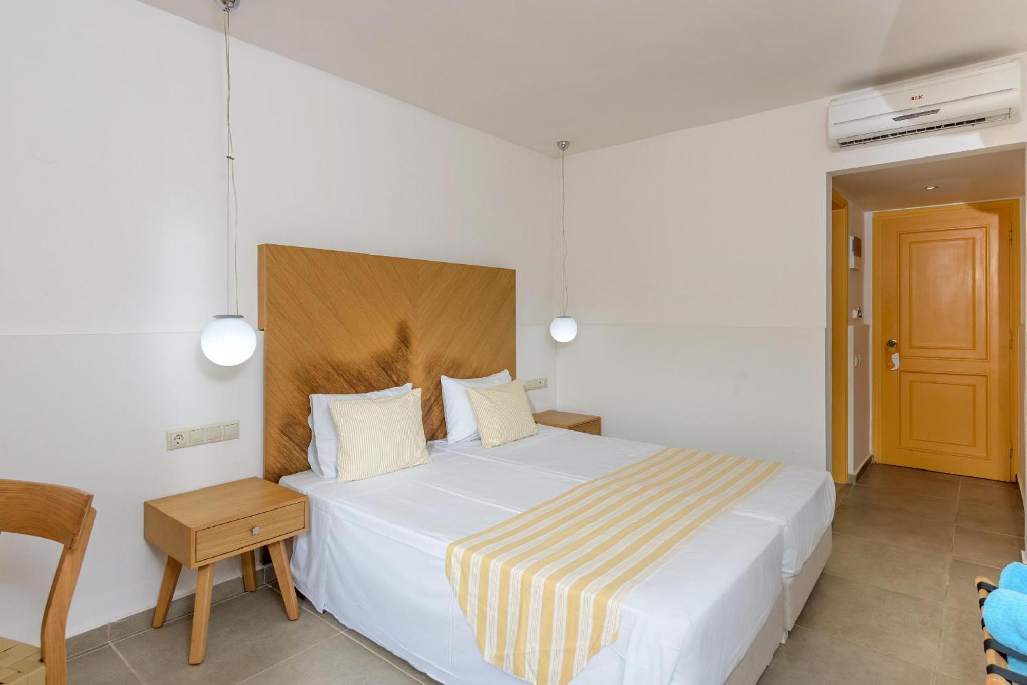 Doppel-/Zweibettzimmer mit Poolblick