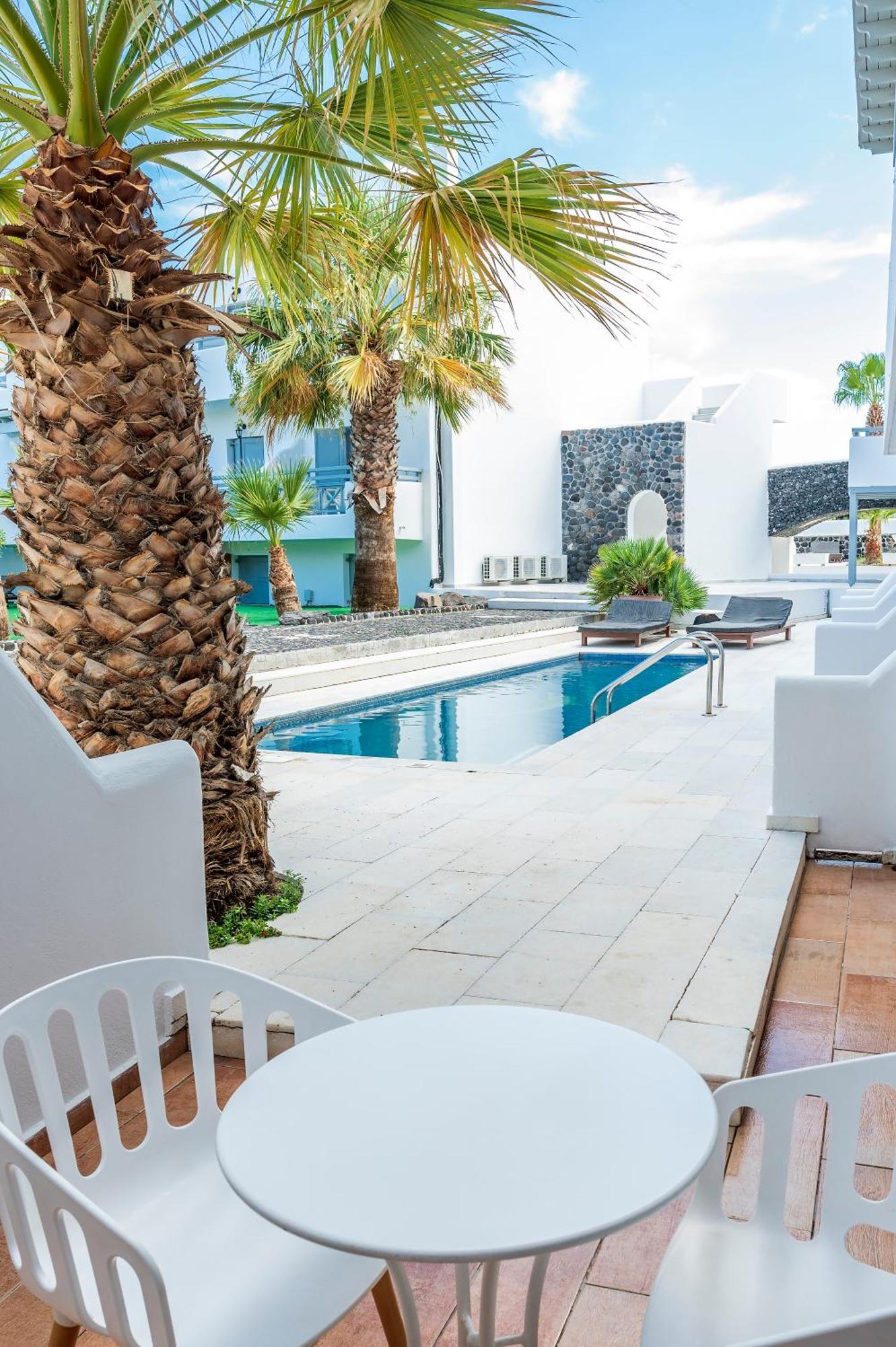Room with sharing pool