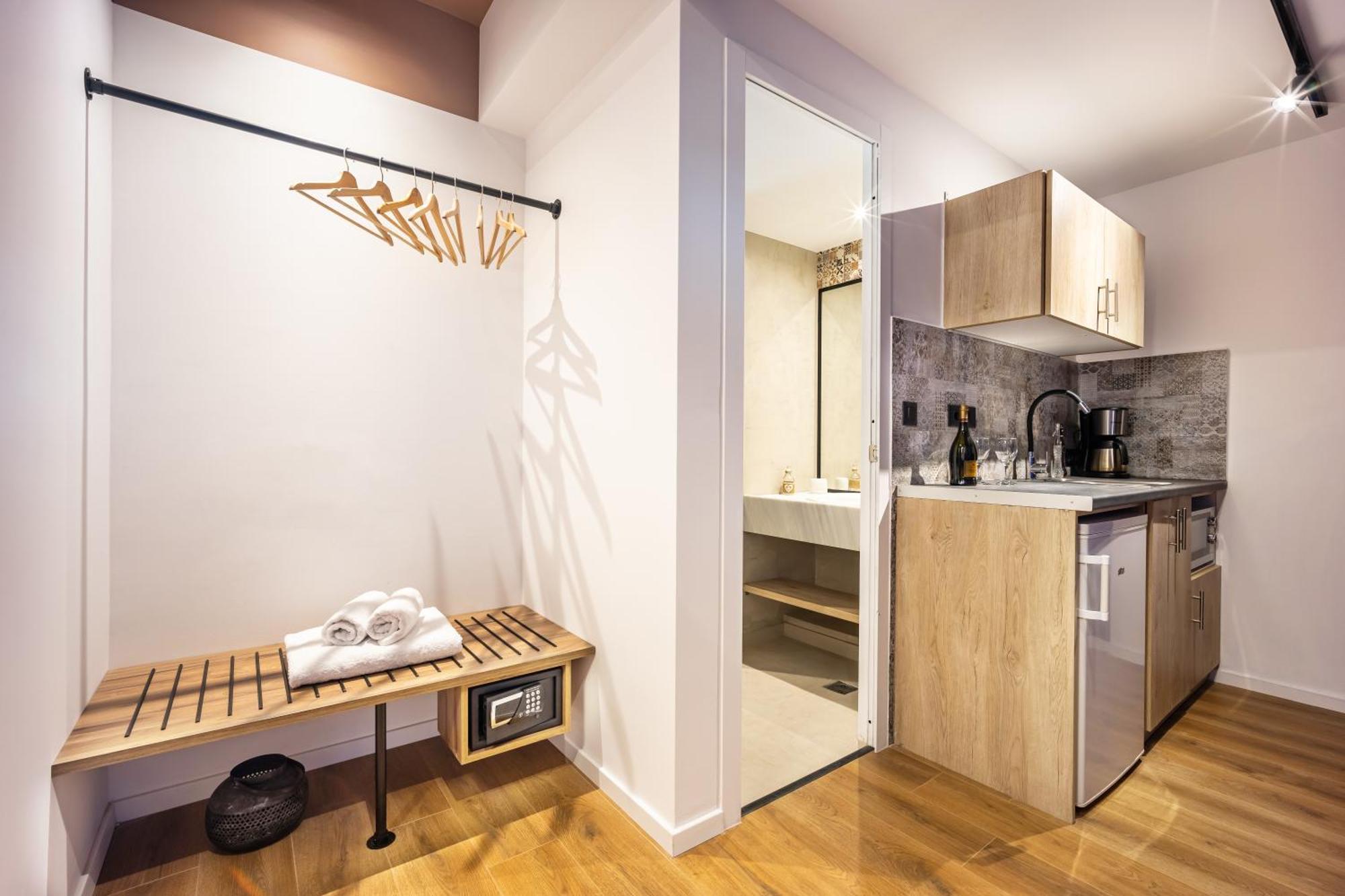 Deluxe One-Bedroom Apartment with City View