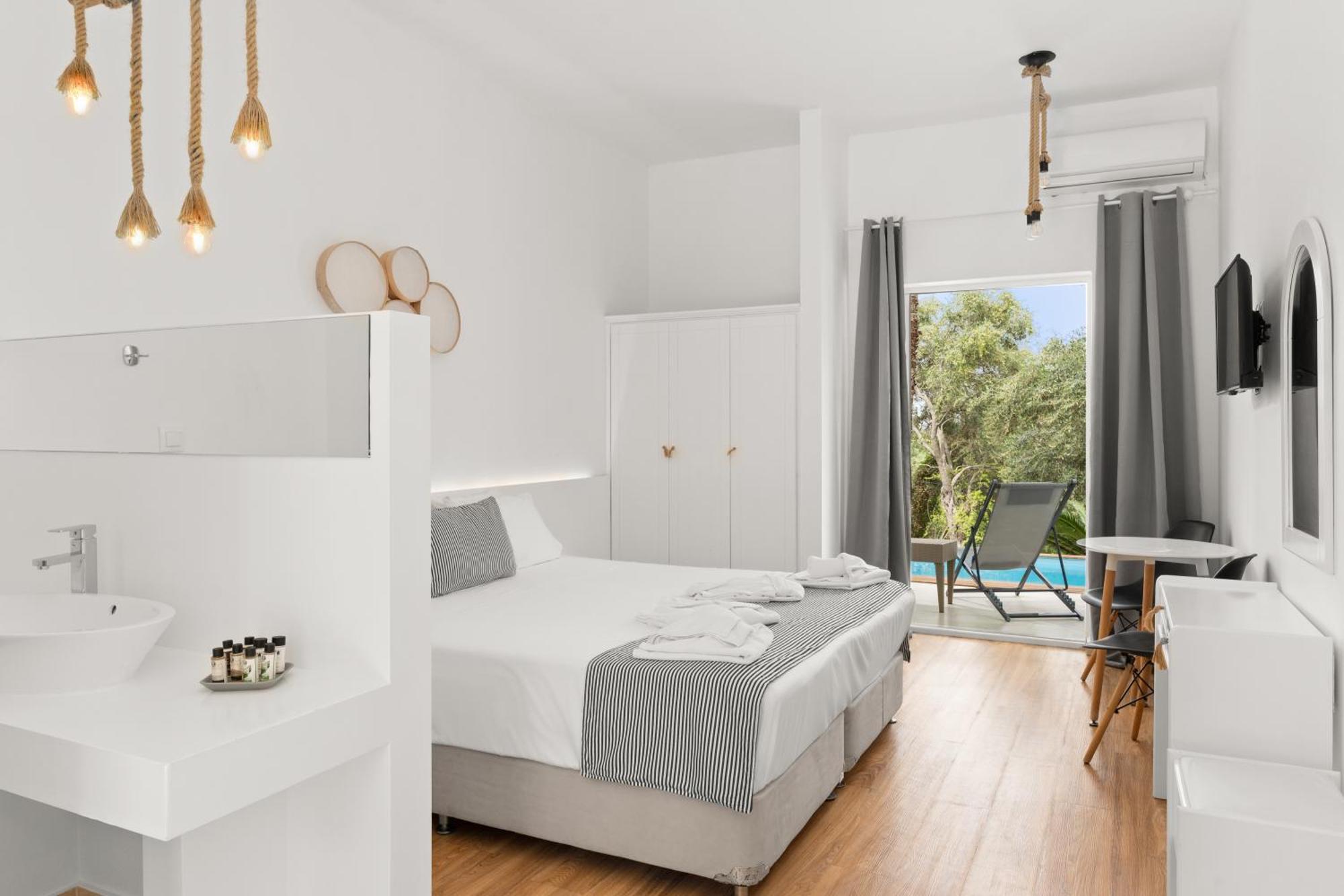 Premium Double Room with Sharing Pool,1658115217:JPEG