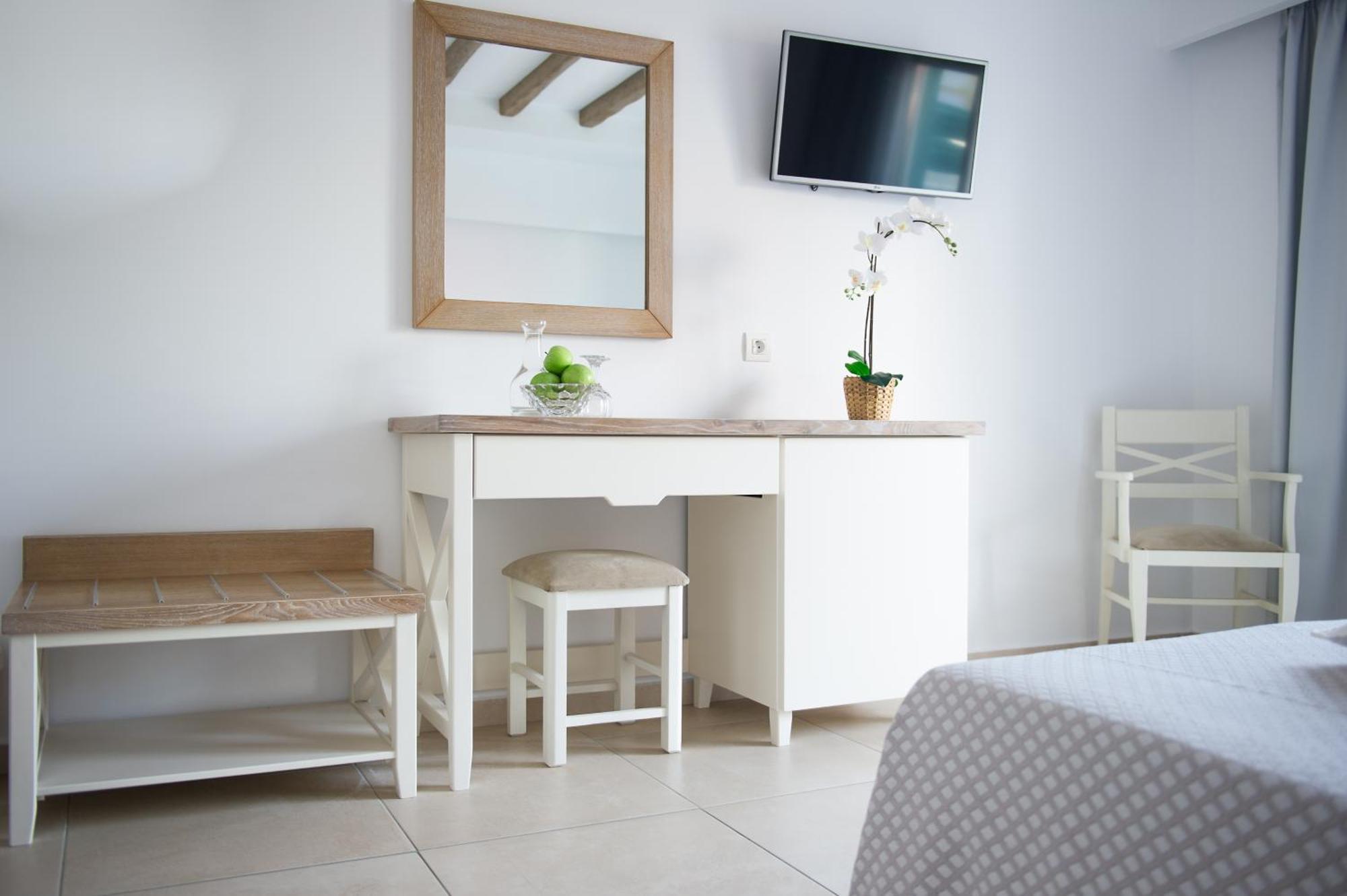 Deluxe Double or Twin Room with Pool Access,1661112588:JPEG