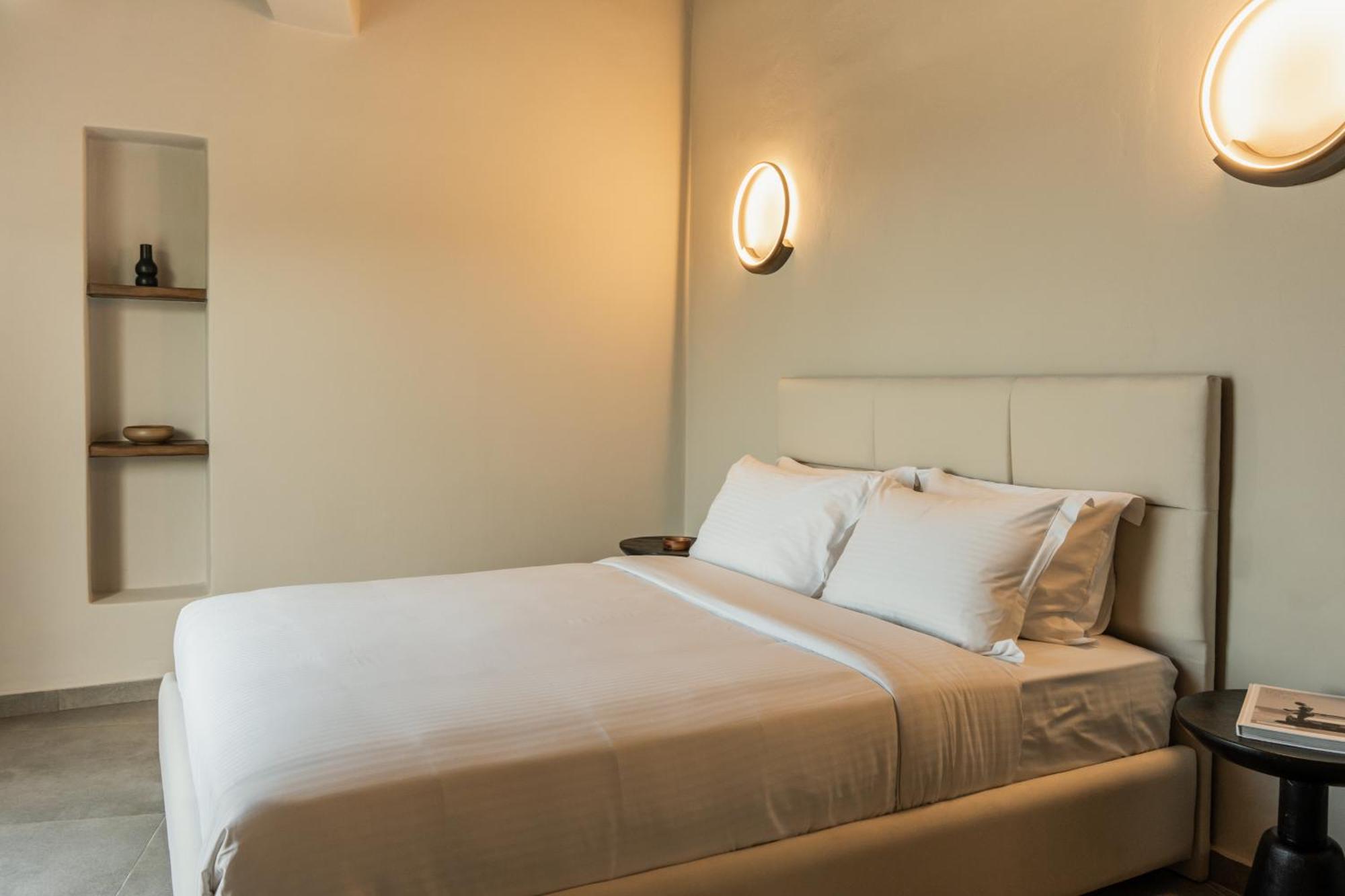 Split level Diamond Suite with Private Plunge Pool and Caldera View