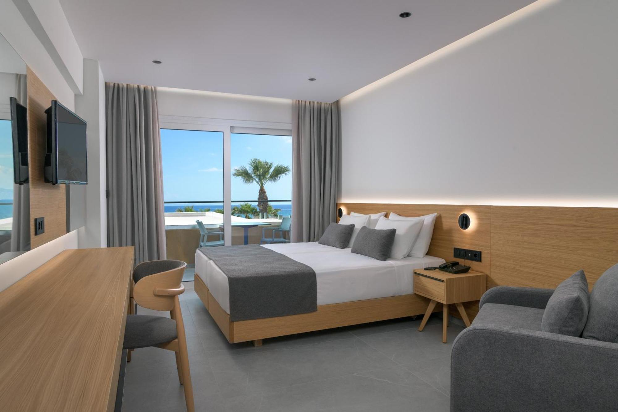 Deluxe Double Room with Side Sea View