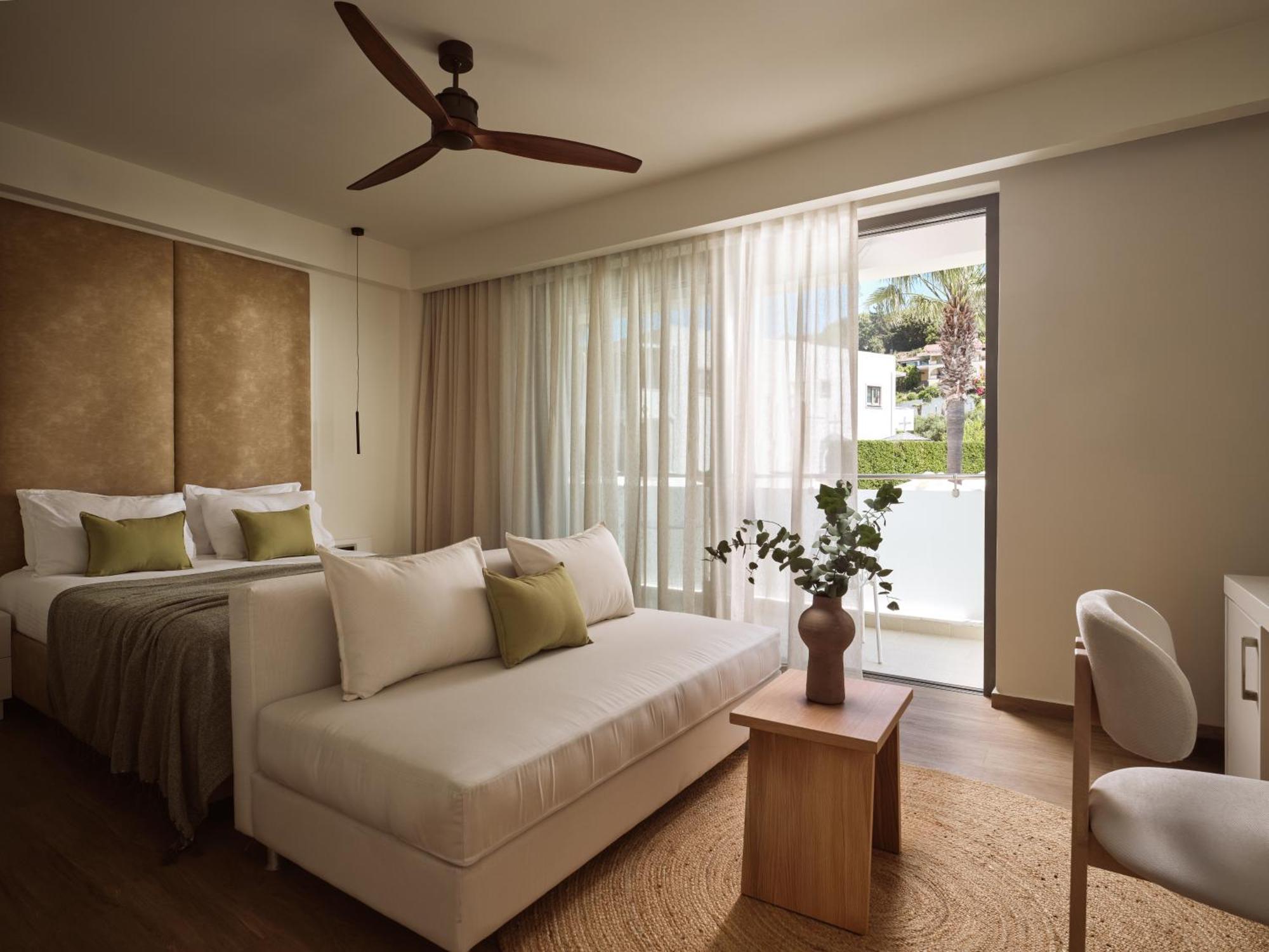 Premium Deluxe Room,1668053043:JPEG