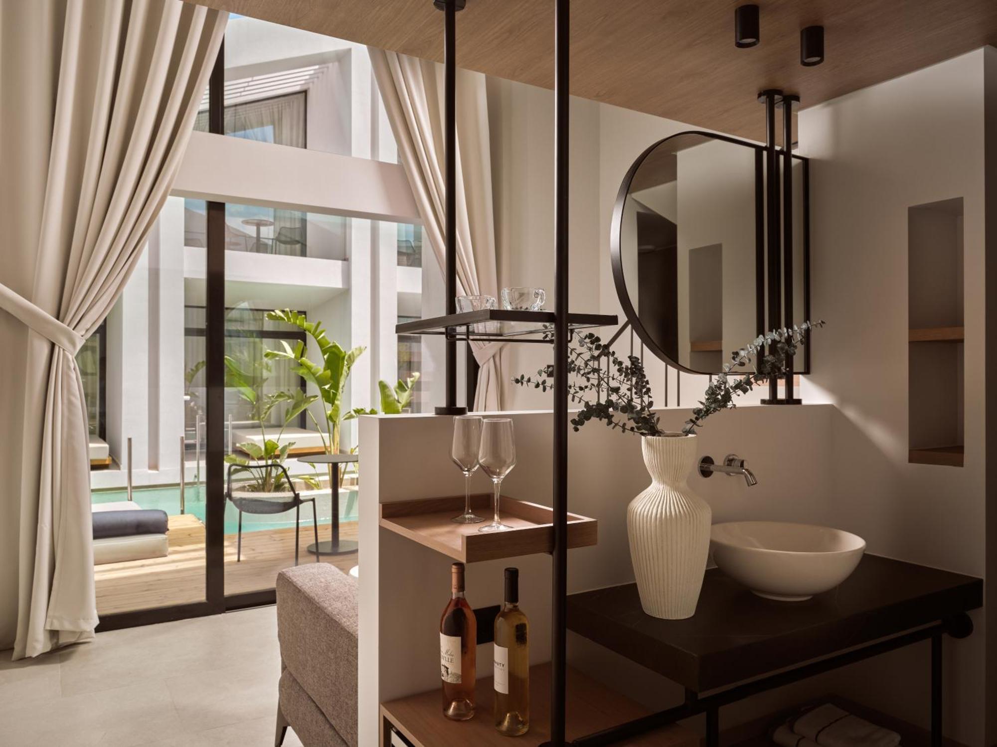 Double or Twin Swim Up Room