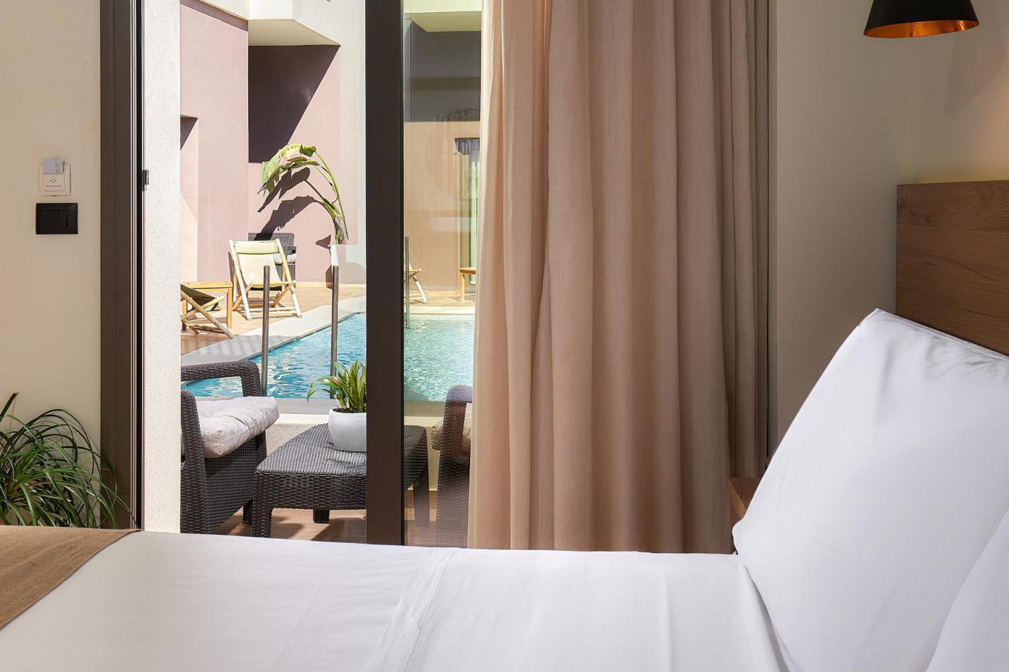 Quadruple Room Sharing Pool