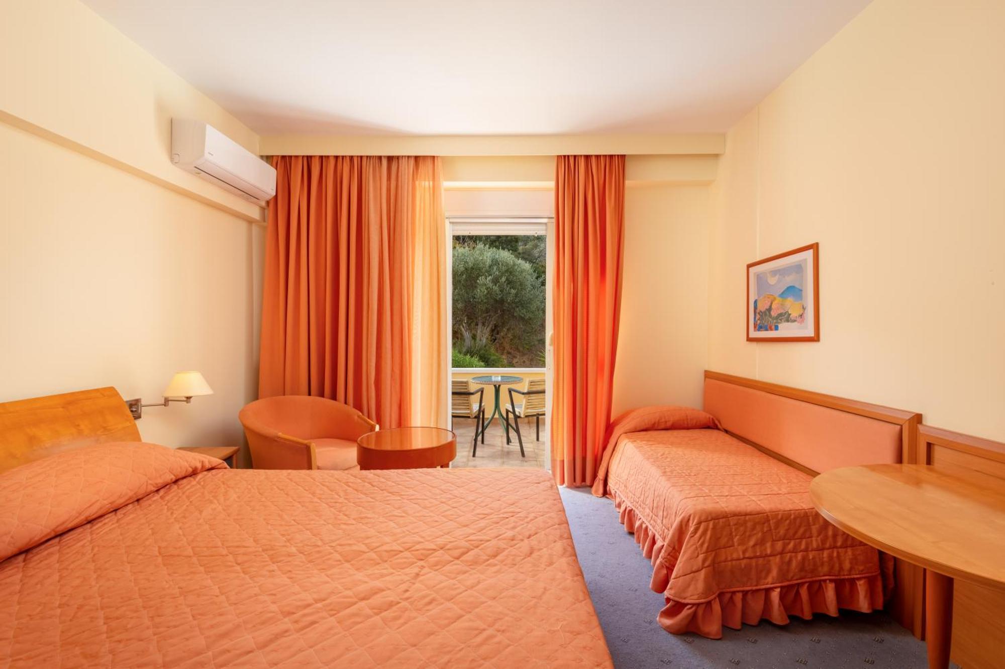 Triple Room with Garden View