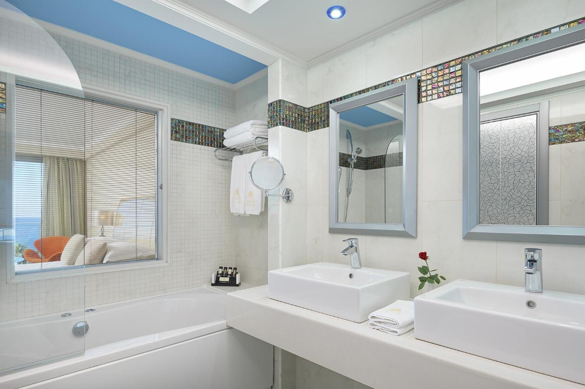 Deluxe Double Room with Side Sea View (2-3 Persons)