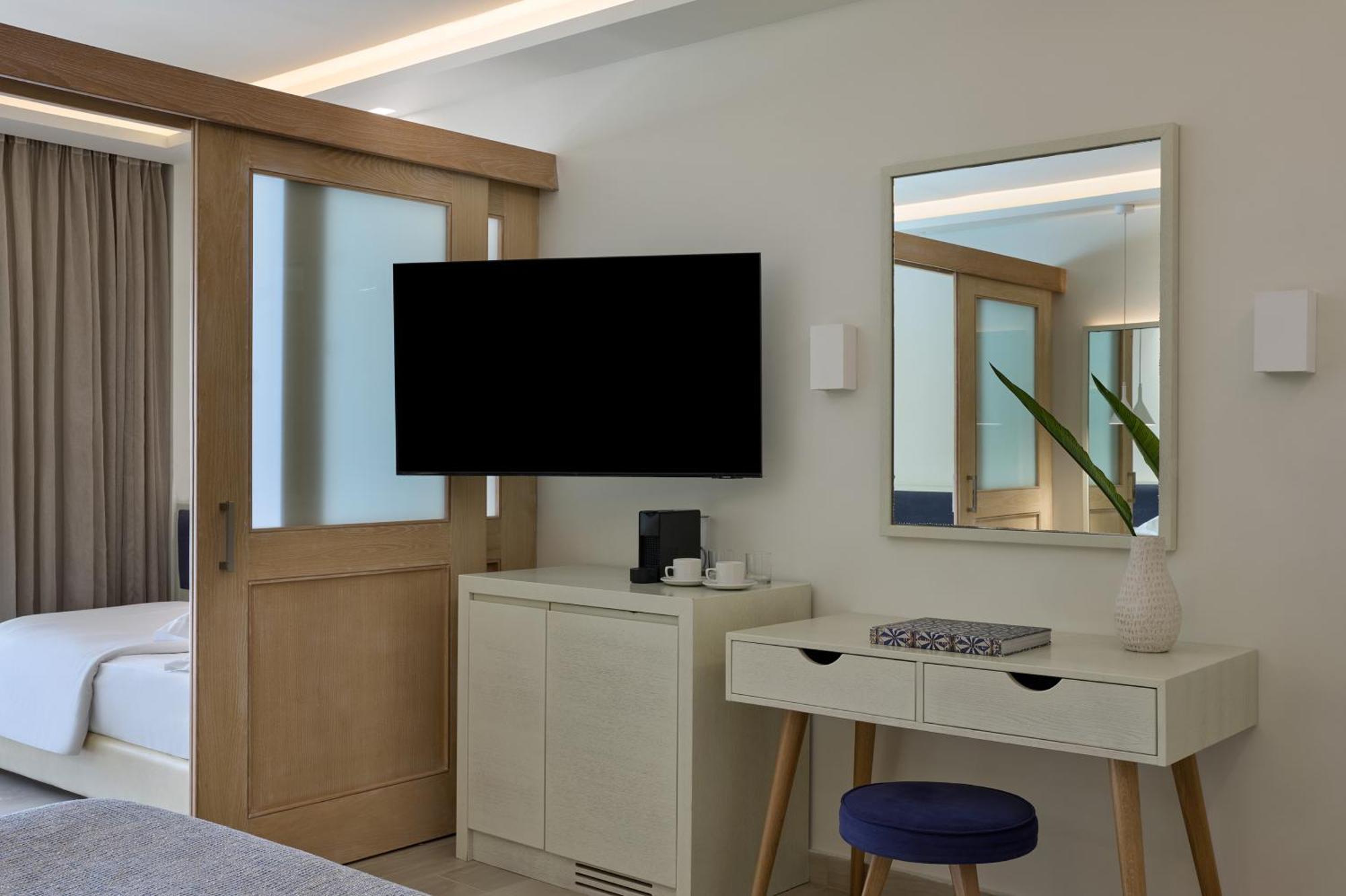 Premium Familienzimmer mit Schiebetür, direktem Poolzugang und Blick ins Landesinnere