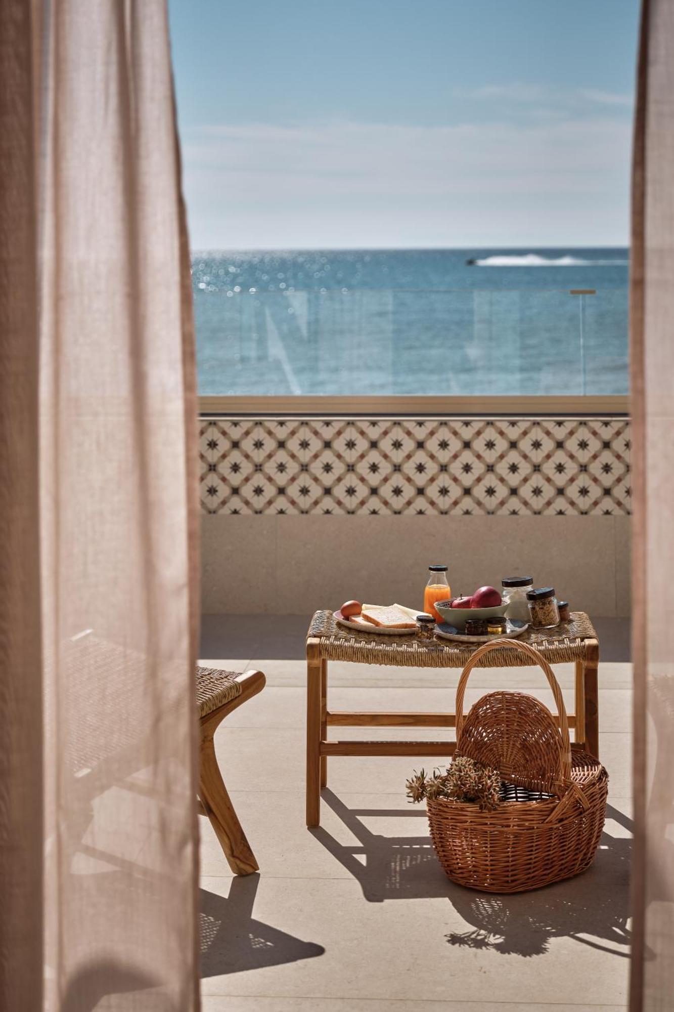 Deluxe Seafront Suite