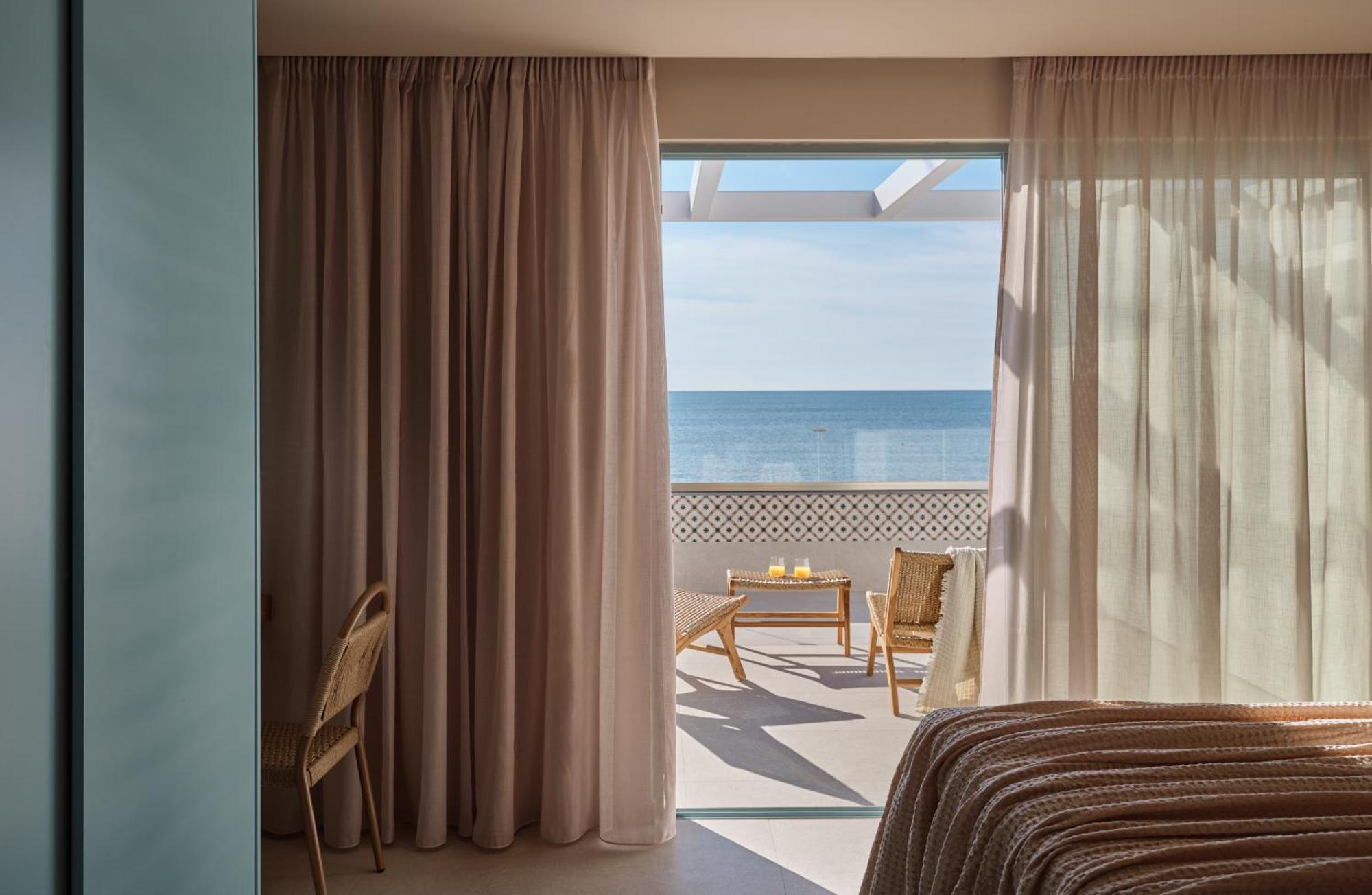 Deluxe Seafront Suite