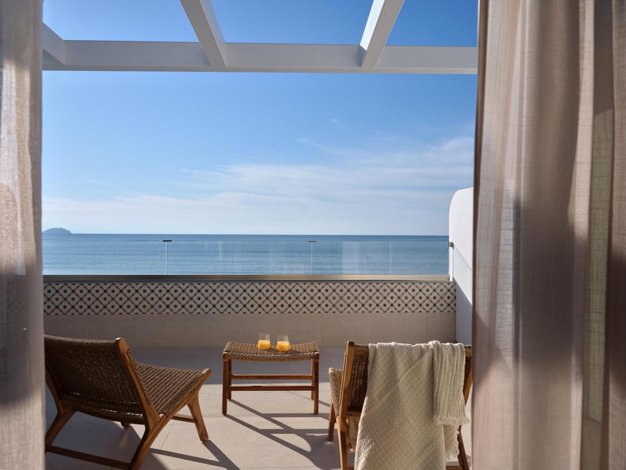 Deluxe Seafront Suite