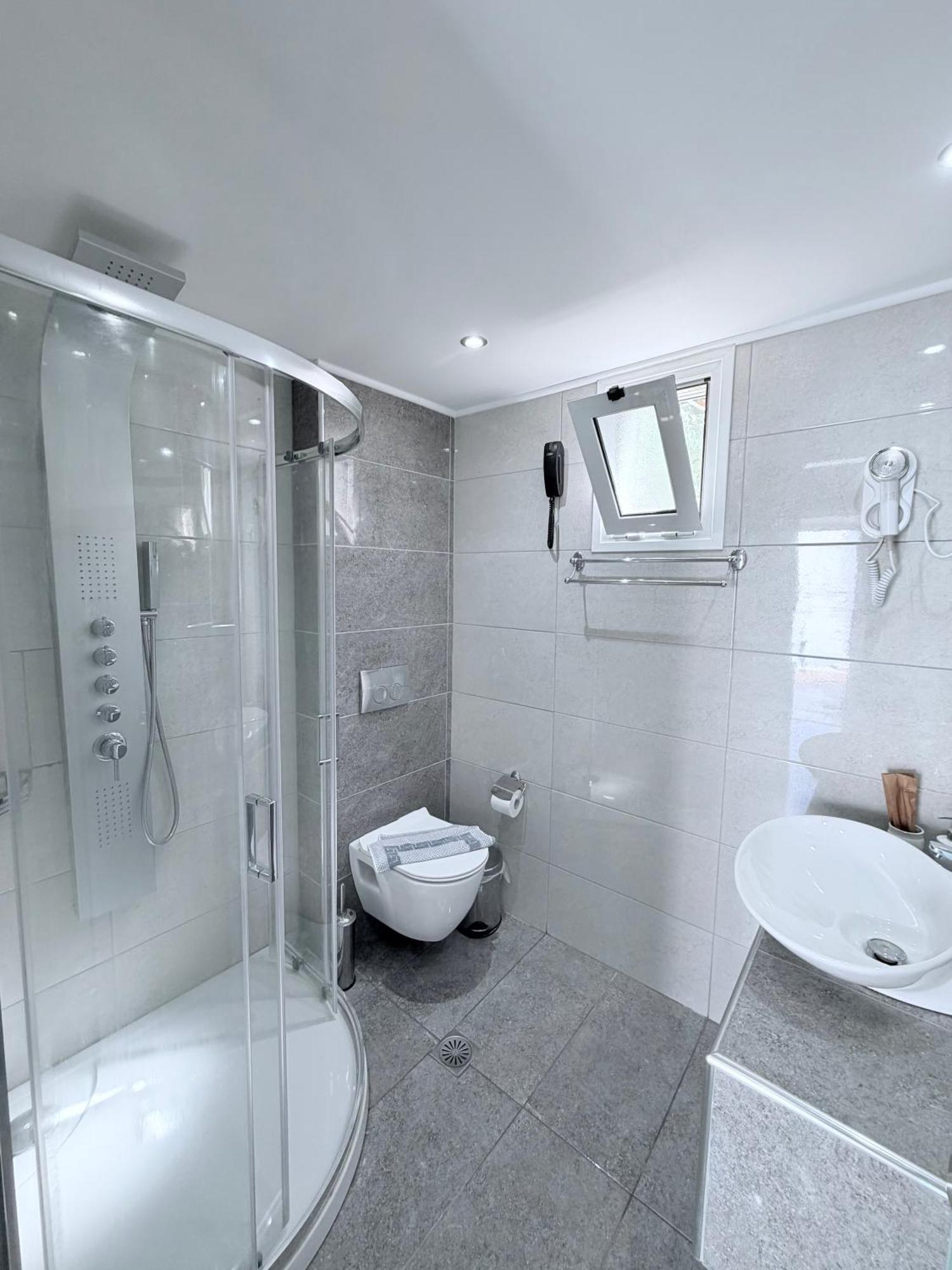 Deluxe Suite Spa Bath