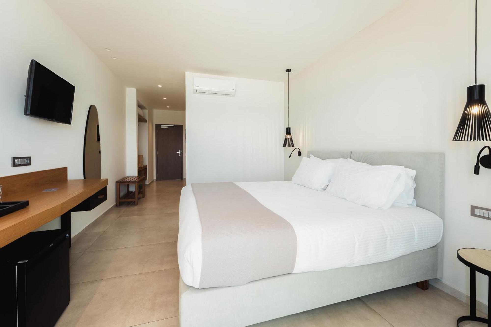 Batis Comfort Room City View