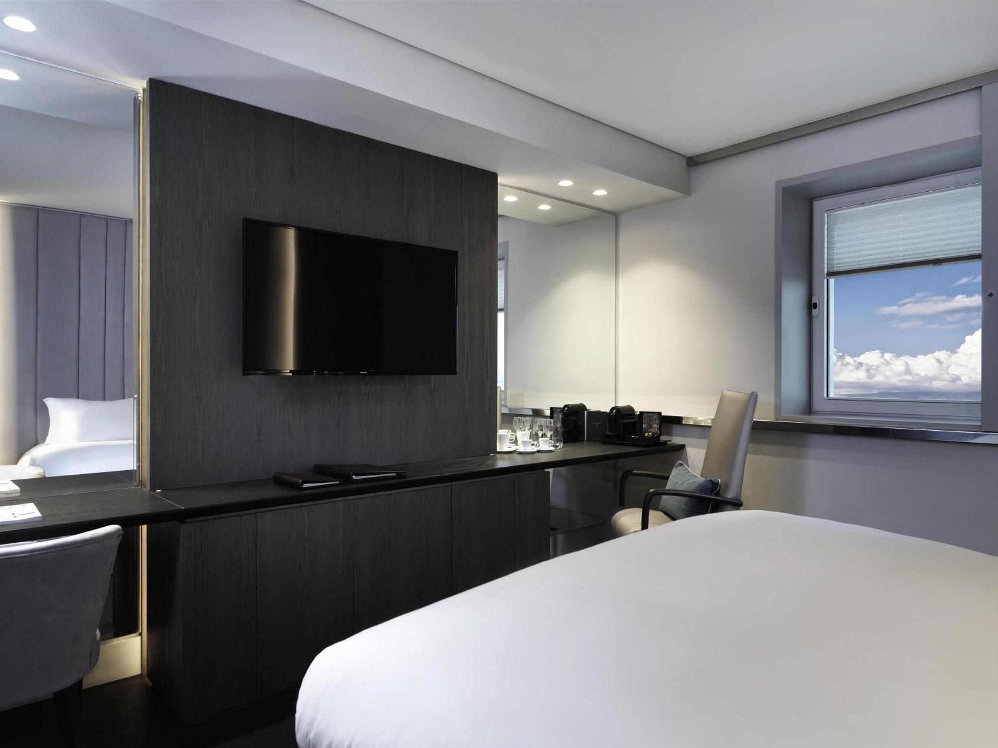 Club Luxury Queen Room - Lounge Access
