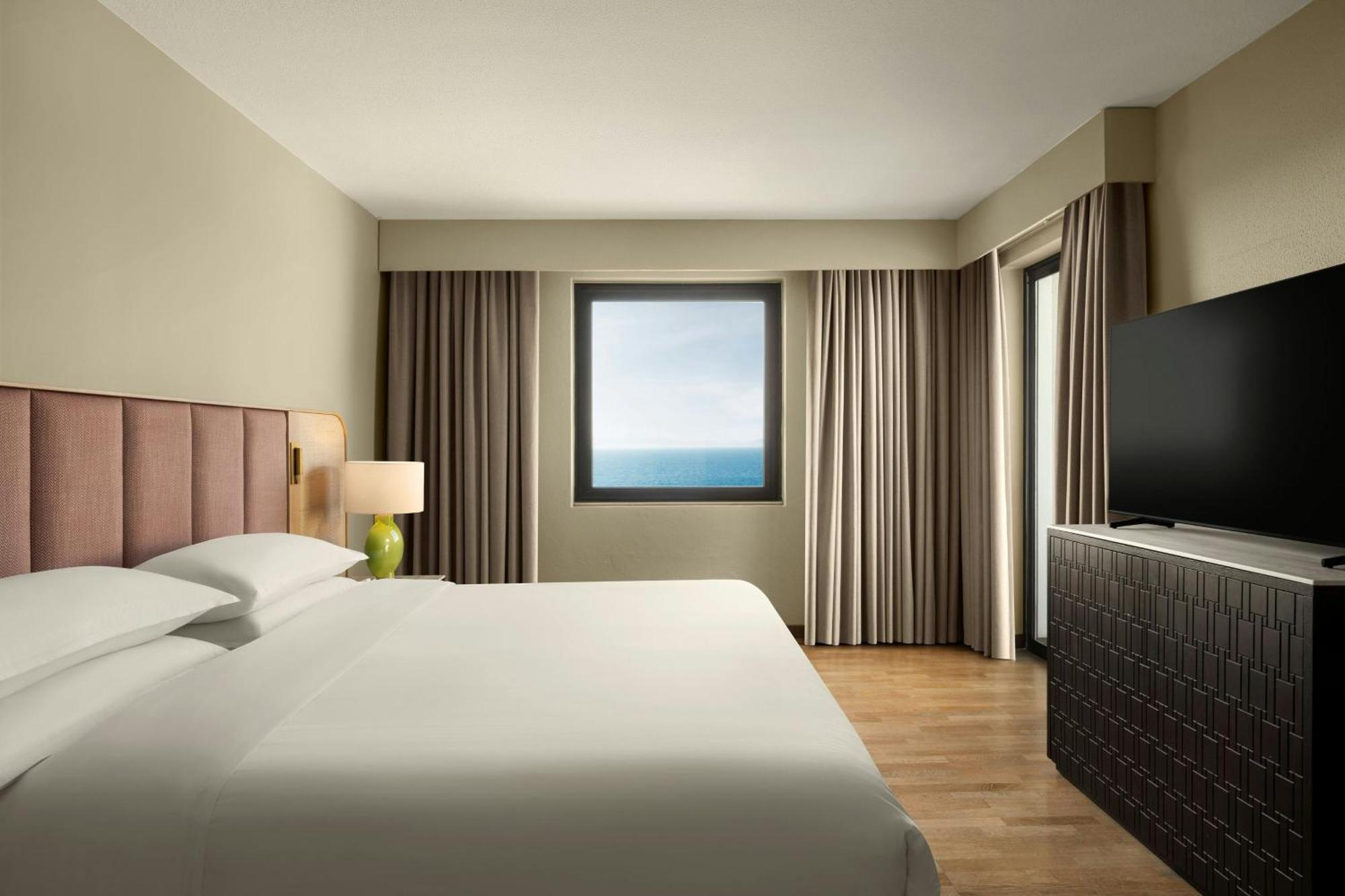 Suite Aegean mit 1 Schlafzimmer mit Kingsize-Bett und 1 Wohnzimmer mit Schlafsofa