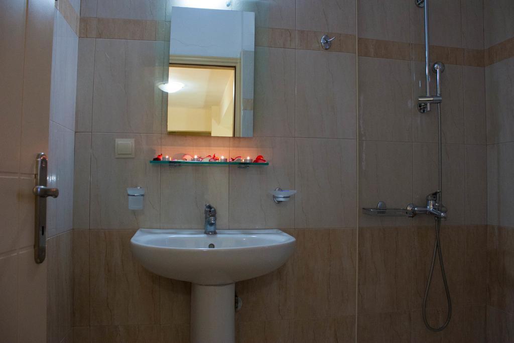 One-Bedroom Apartment,932080363:JPEG