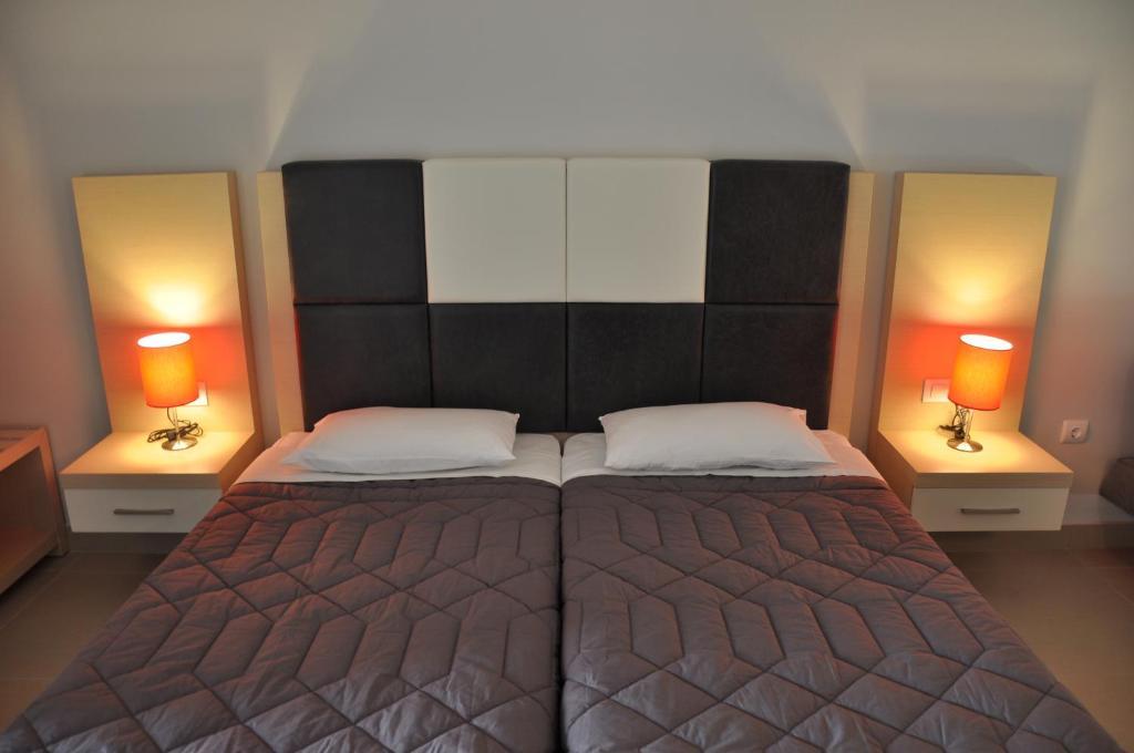 Studio (2 Adults),26615582:JPEG