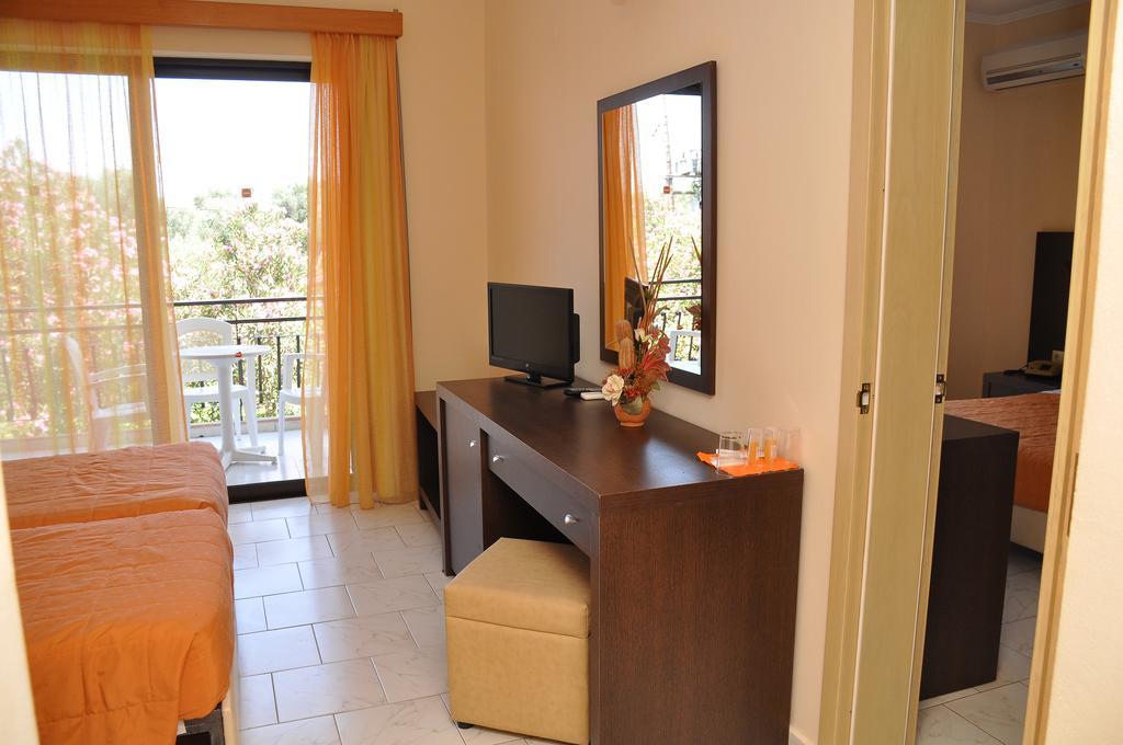 Superior Family Room,1179350077:JPEG