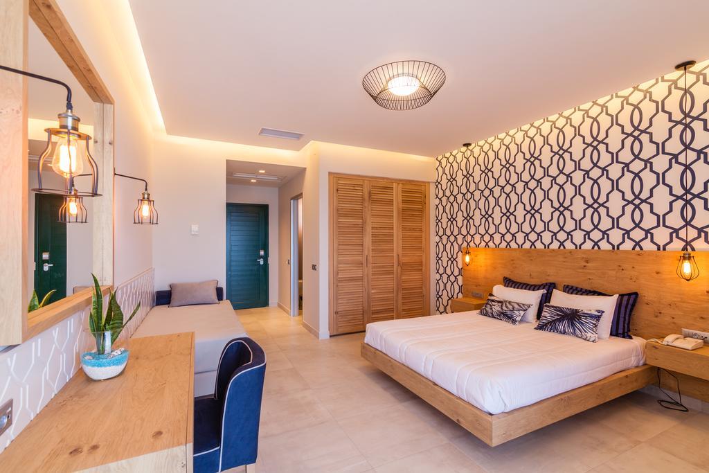 Superior Family Room,1208062906:JPEG