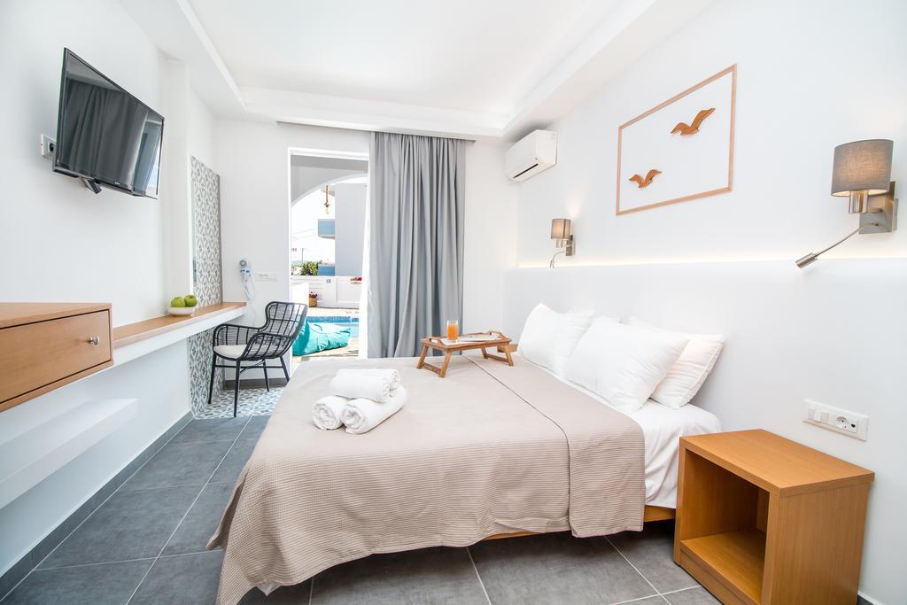 Suite with Private Pool,404578836:JPEG