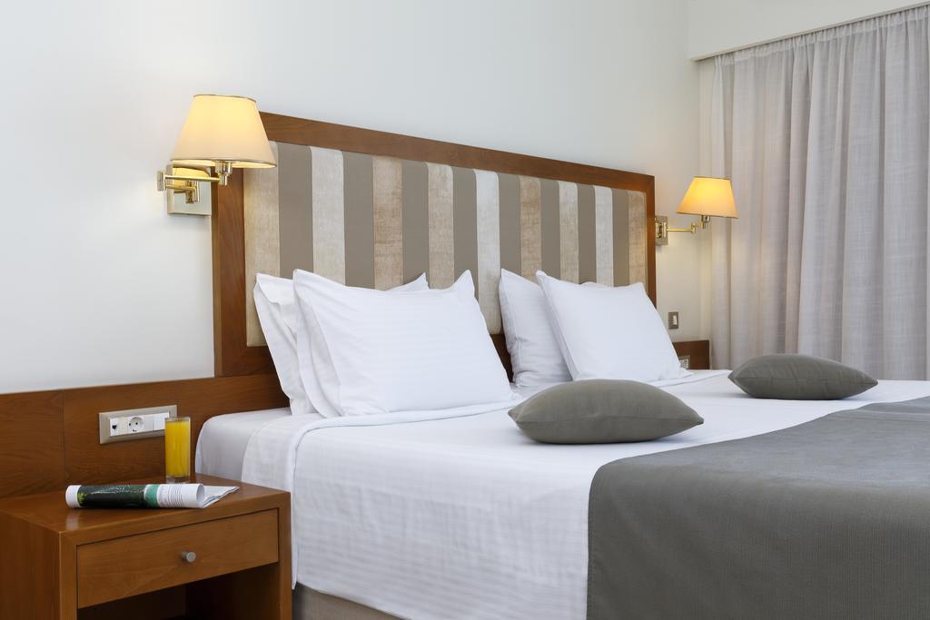 Double Room with Queen Bed and City View - Non-Smoking,657600843:JPEG
