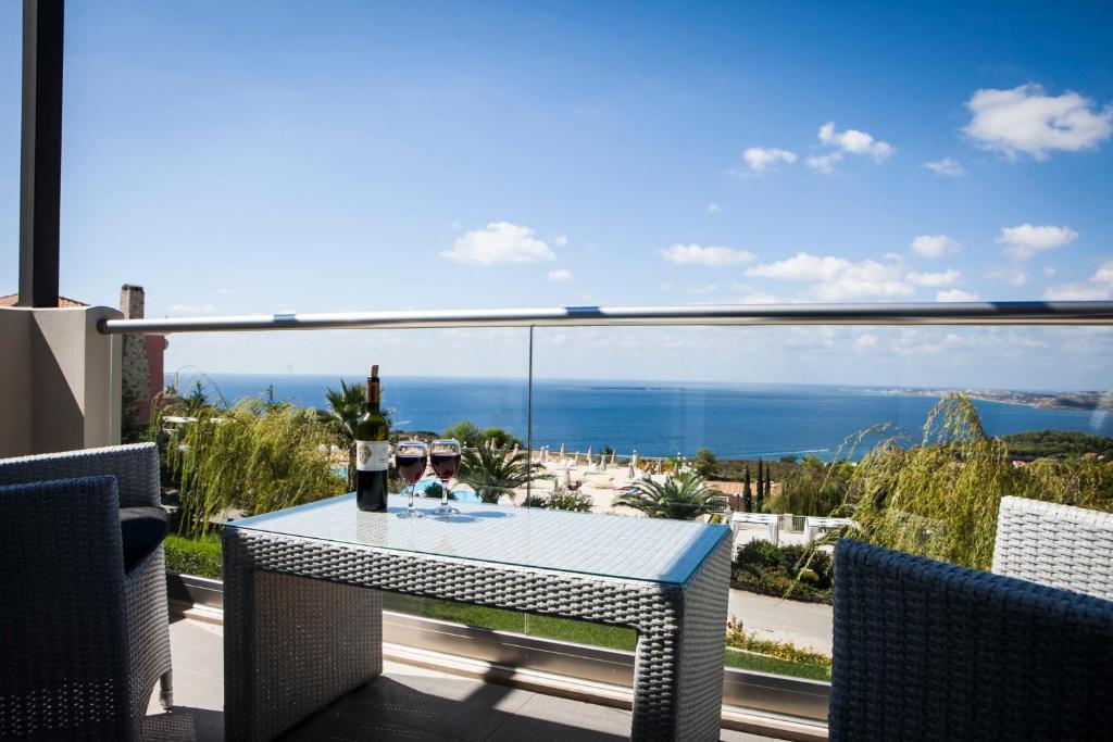 Deluxe One-Bedroom Suite with Sea View
