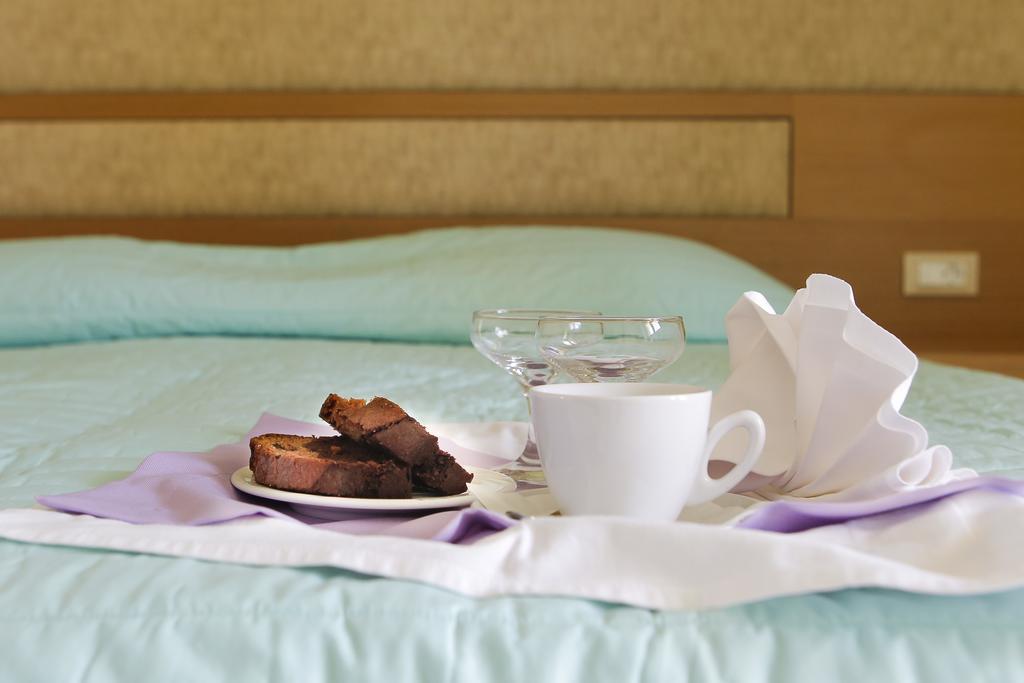 One-Bedroom Apartment with Side Sea View,449415996:JPEG