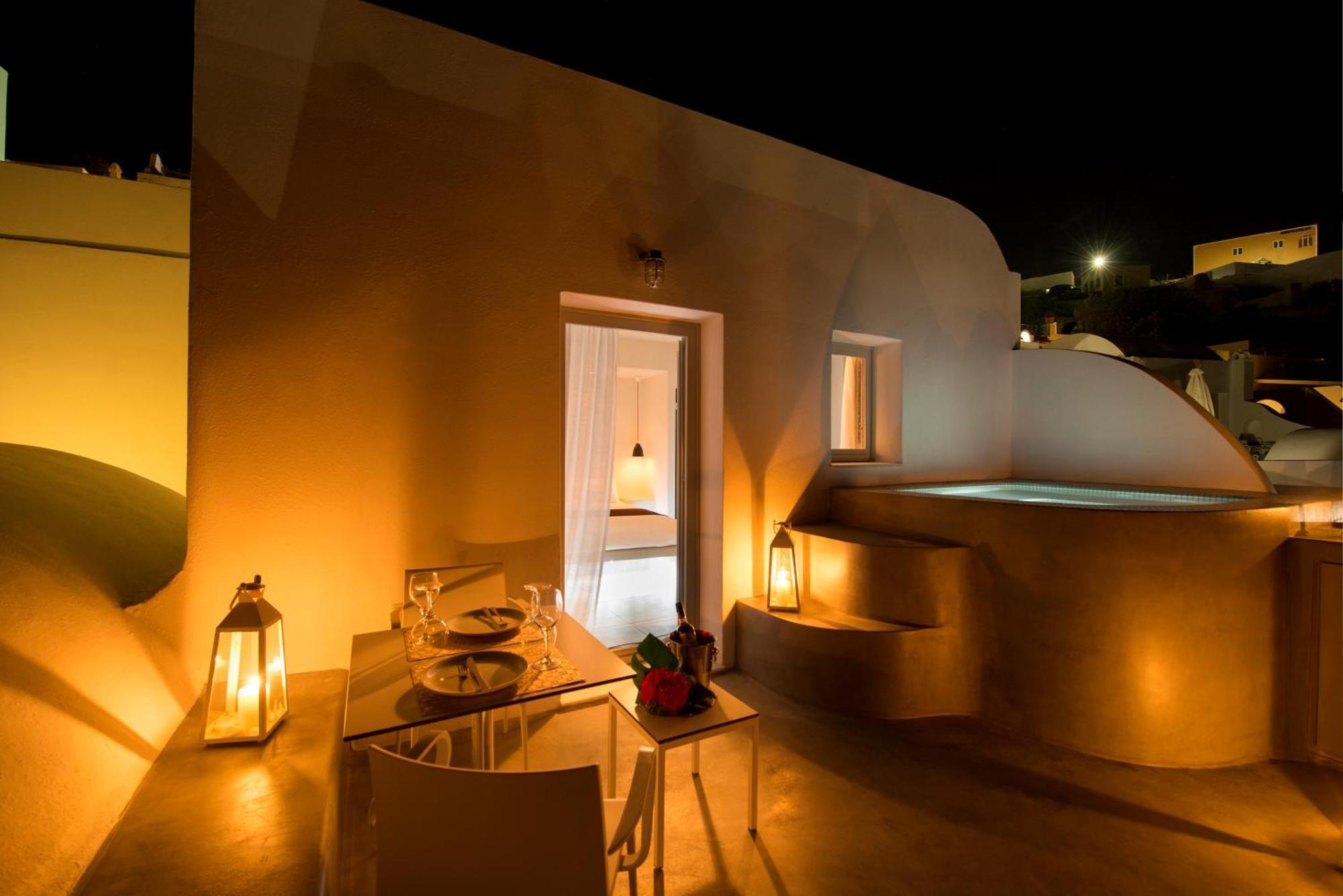 Deluxe Suite Outdoor Heated whirlpool Caldera View Sunset View