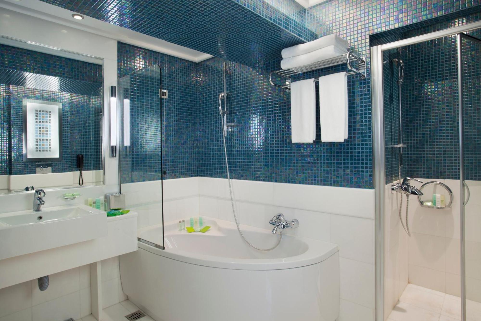 Quarto Duplo Premium com 2 Camas de Casal e Acesso ao Salão