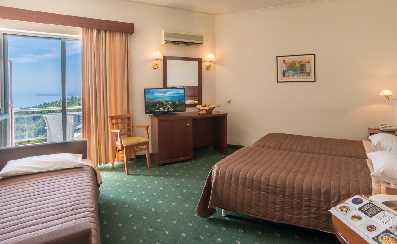 Dreibettzimmer mit Poolblick