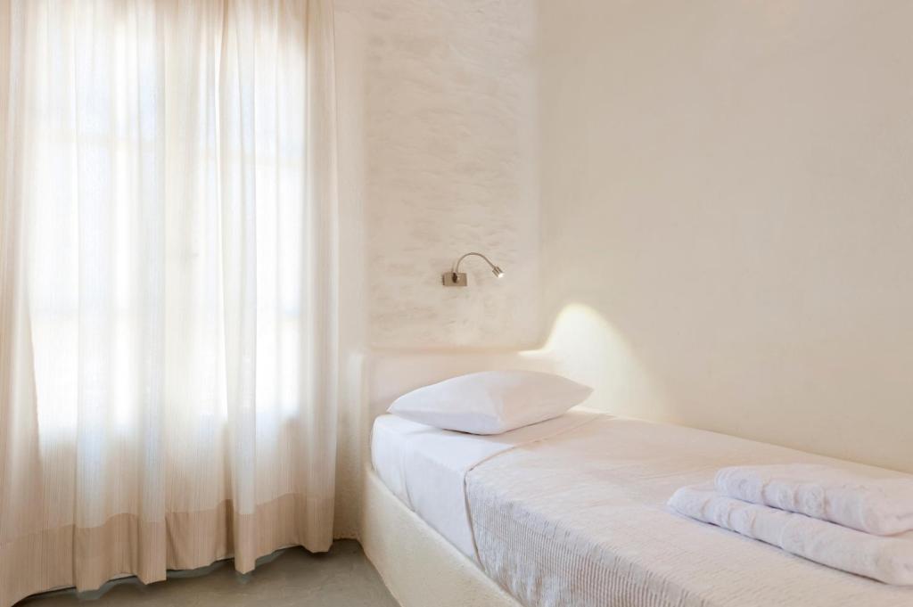 Superior Traditional Studio (2 adults),110374962:JPEG