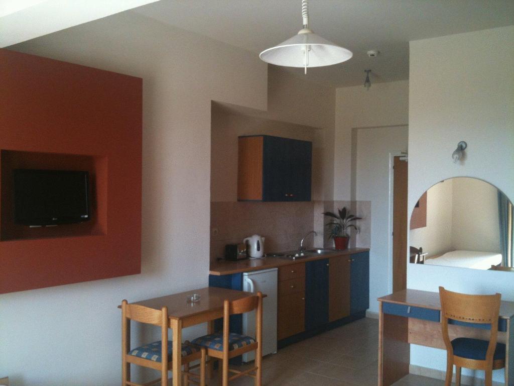 Studio (2 Adults),65047840:JPEG