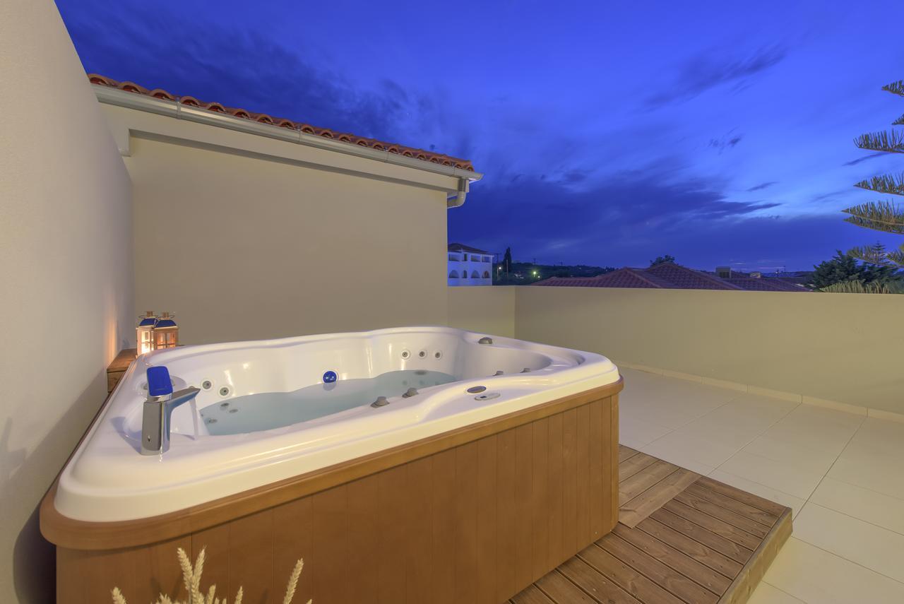 Suite with Hot Tub,711689944:JPEG