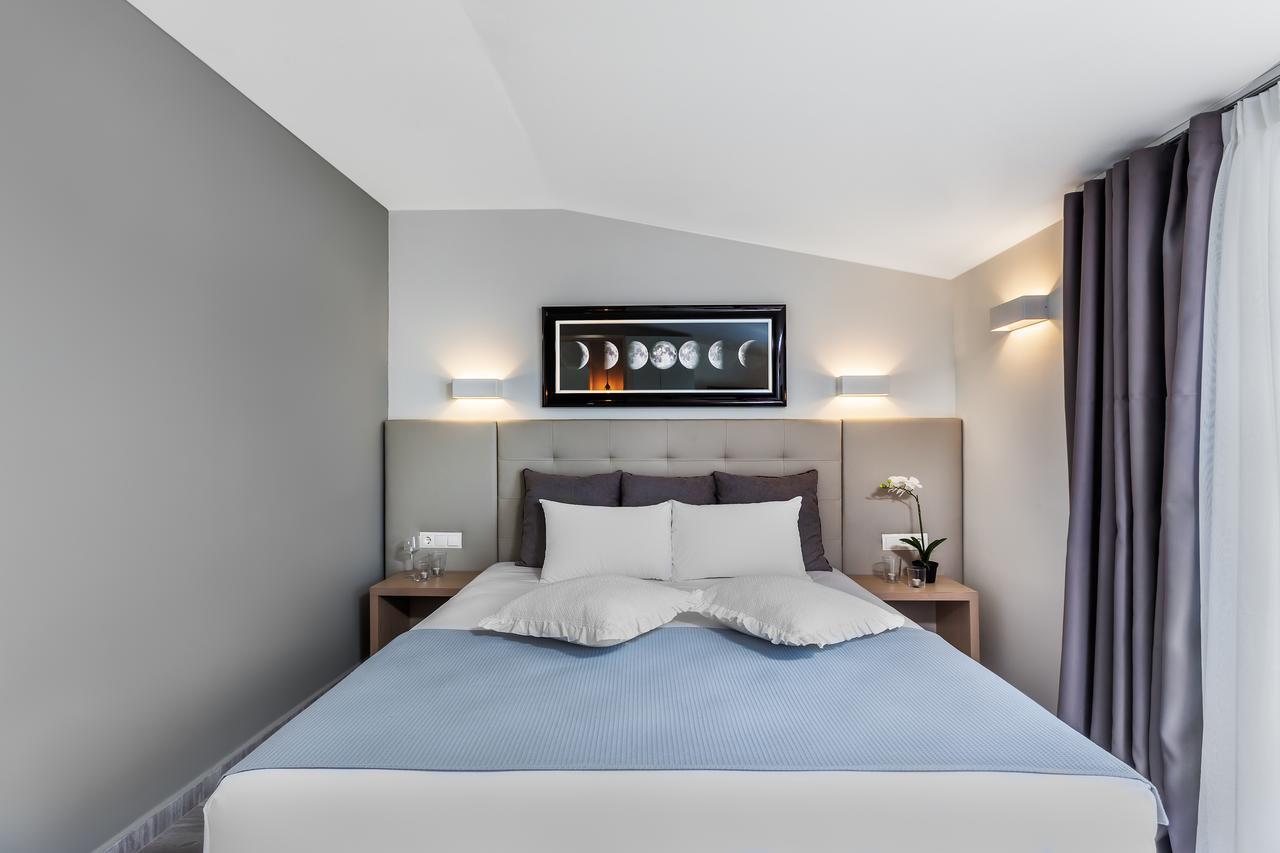 Deluxe Studio,668734443:JPEG