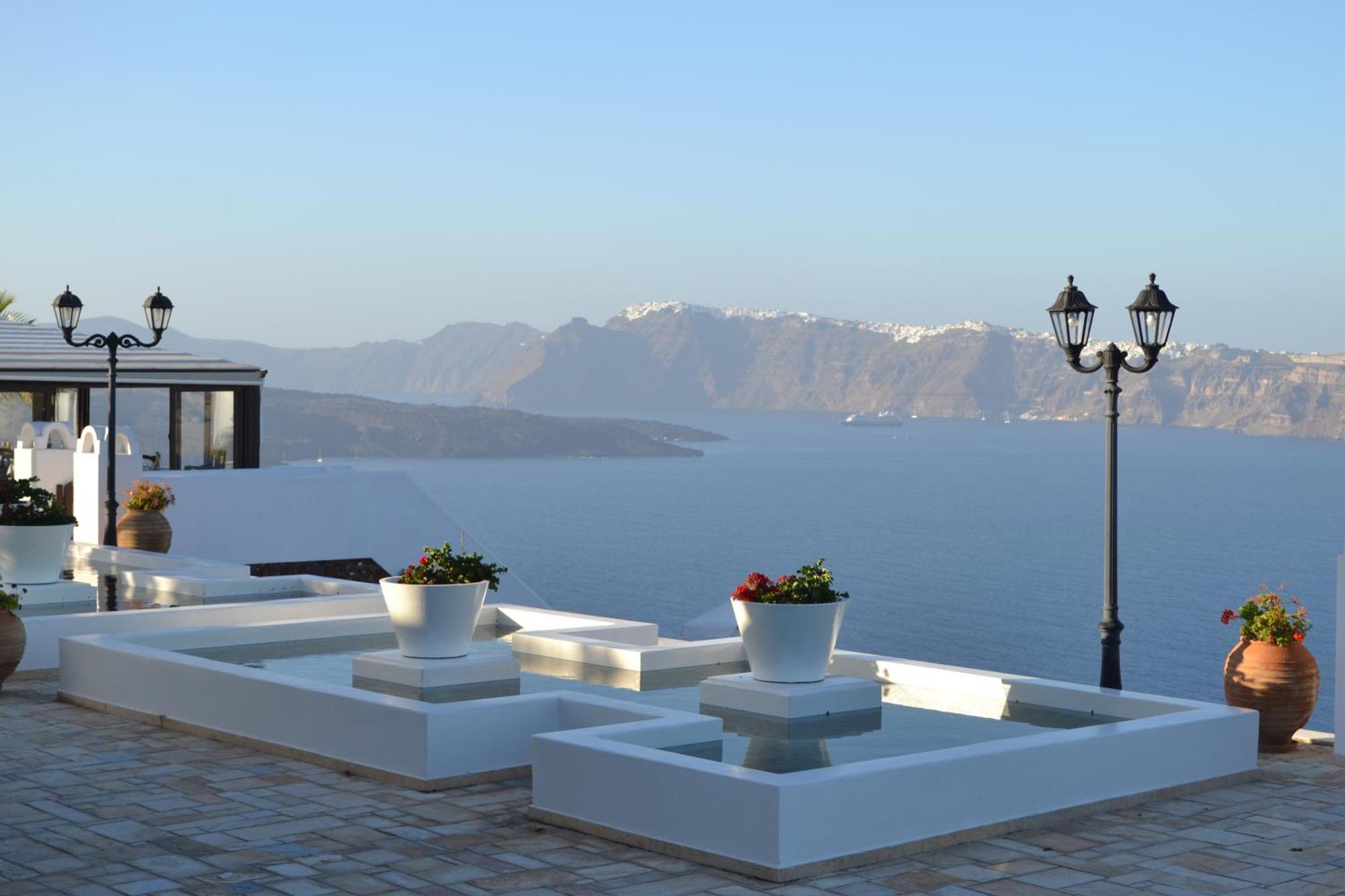 Cliffside Junior Suite with Private Pool and Caldera View