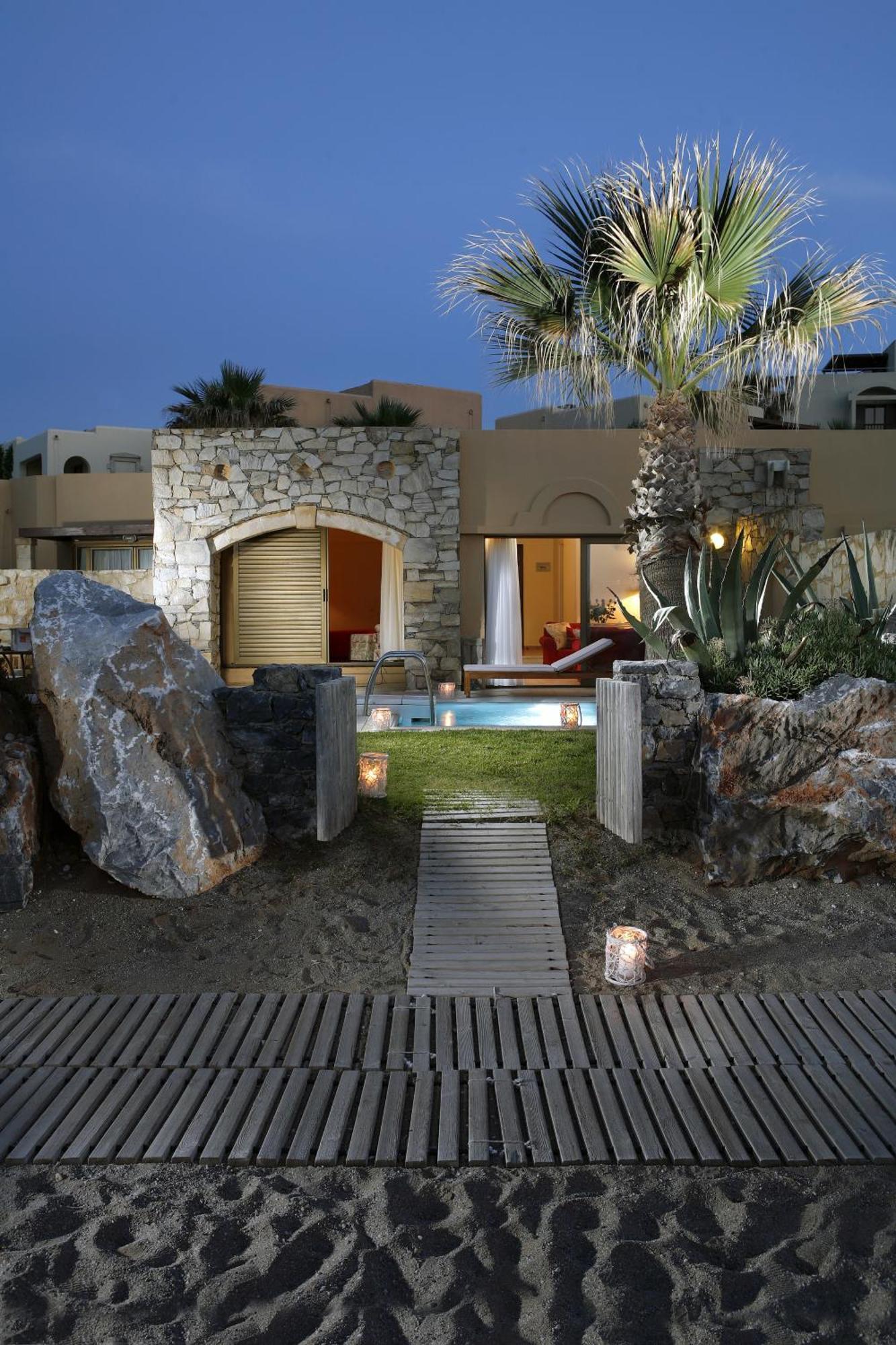 Premier-Villa am Strand mit 2 Schlafzimmern und eigenem Pool