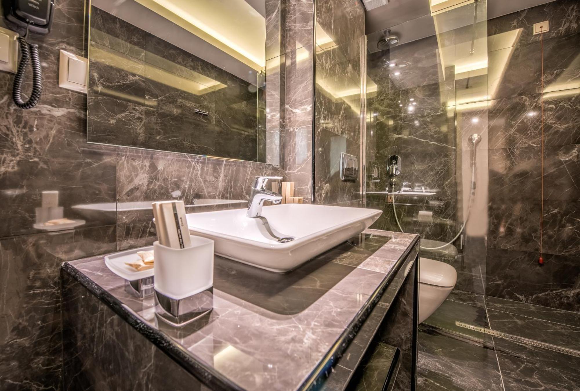 Deluxe King Suite,711690337:JPEG
