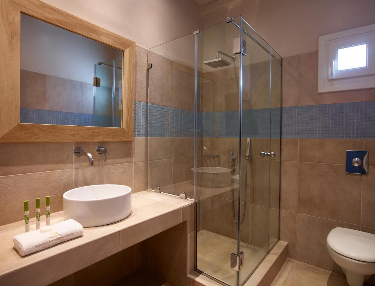 Quarto Standard com Cama de Casal ou 2 de Solteiro e Vista dos Arredores do Hotel