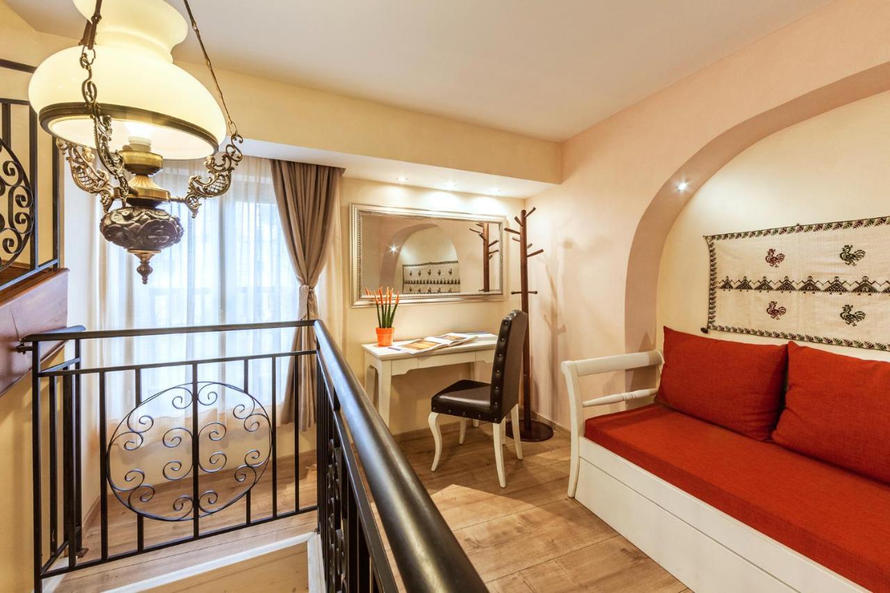 Master Suite with Outdoor Hot Tub (Forms of Light),762133915:JPEG