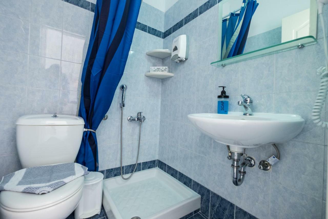 Studio (2 Adults),789787737:JPEG